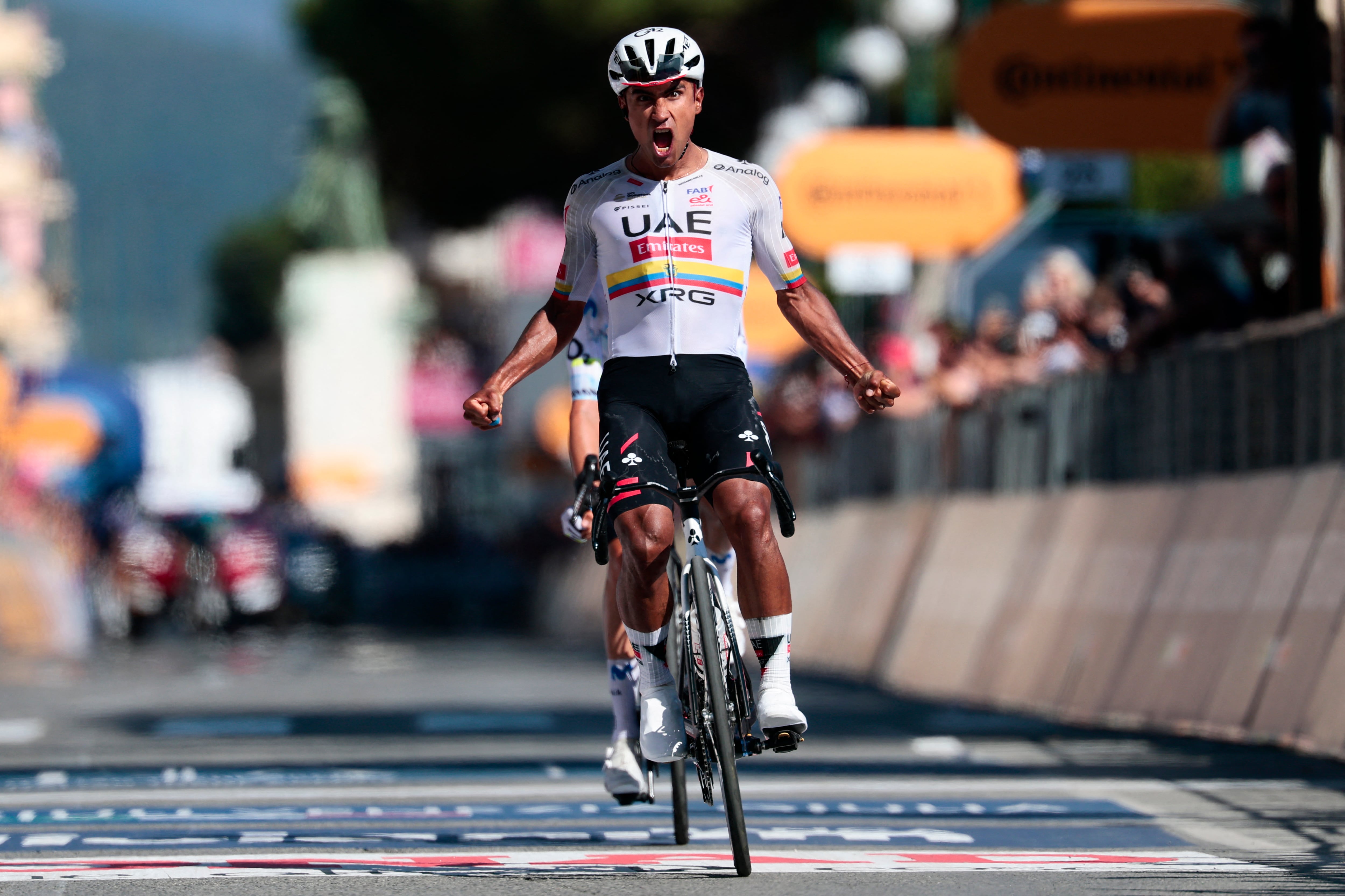 El ciclista ecuatoriano Jhonatan Narváez, del equipo UAE Team Emirates-XRG, celebra su victoria en la etapa 11 del Giro de Italia 2026.