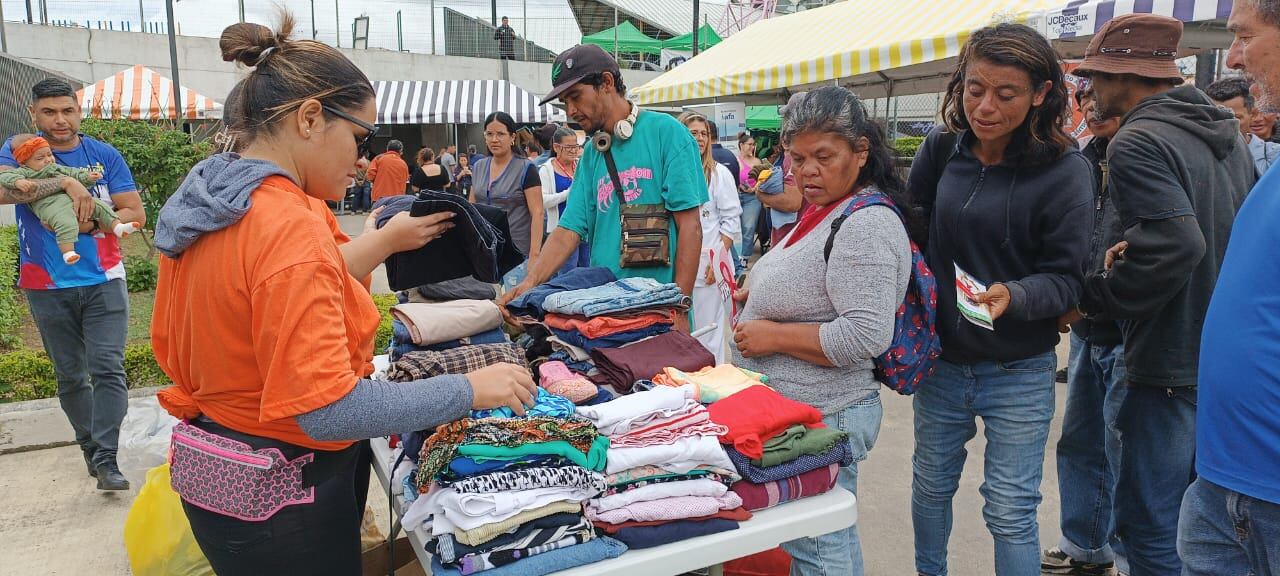 La Municipalidad de Cartago, el IMAS y gran cantidad de organizaciones se unieron para atender a habitantes de la calle. Este viernes distribuyeron ropa limpia, alimentos y otras ayudas. Foto: Keyna Calderón