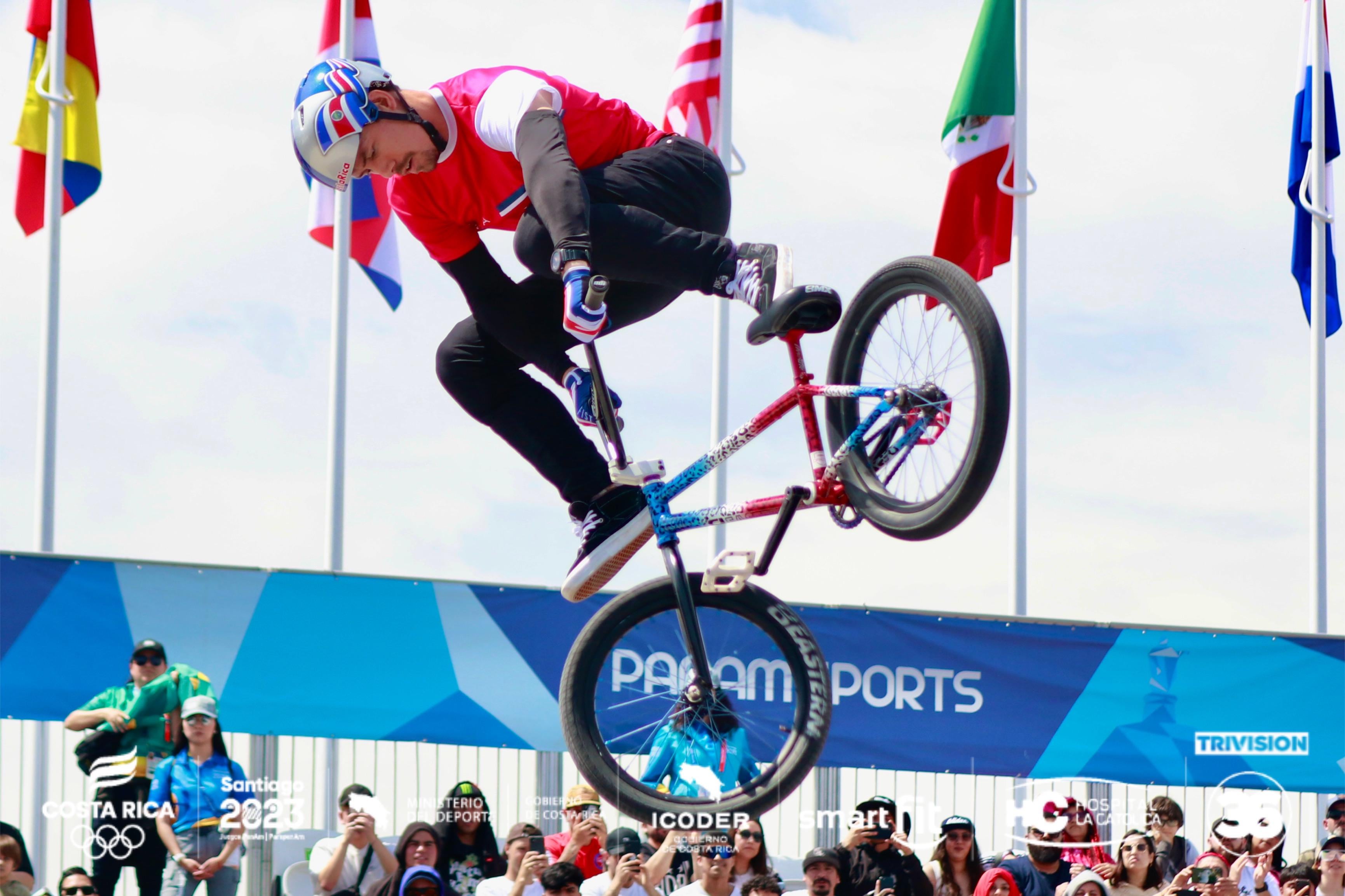 El ciclista costarricense Kenneth Tencio haciendo un truco sobre su bicicleta.