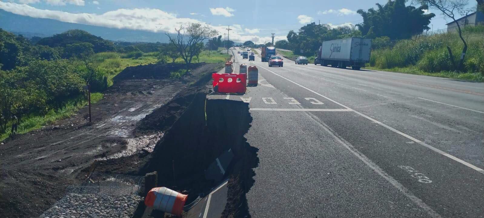Detail of the separation of the acceleration lanes on Highway 1, where drivers arriving from the Alajuela Radial will arrive. Photo by Francisco Barrantes Campos