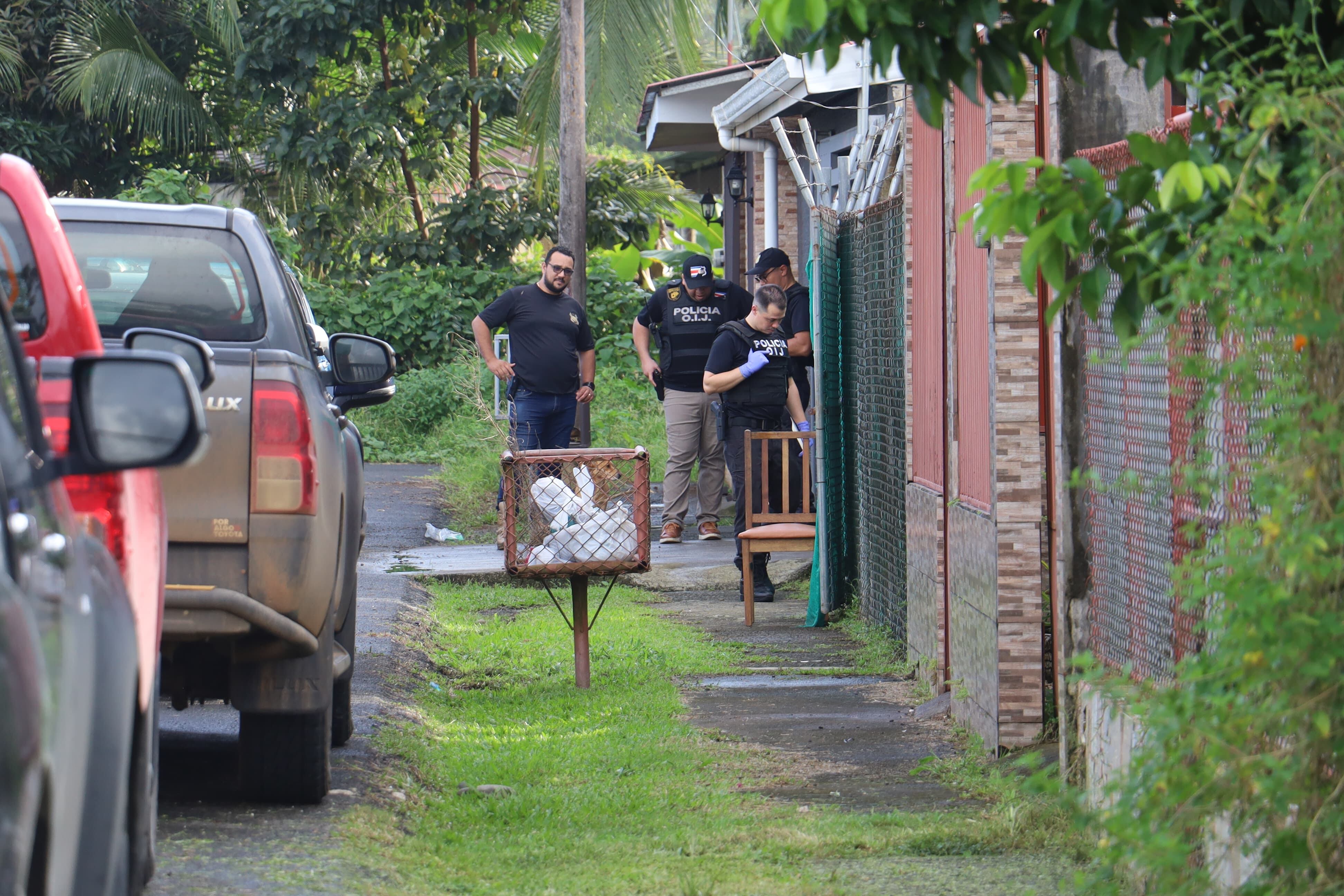 El OIJ se volcó de lleno para aclarar el atentado contra el subjefe de ese cuerpo policial en Pococí. Este sábado se detuvo al sospechoso y se allanó su casa. Foto: Reiner Montero.