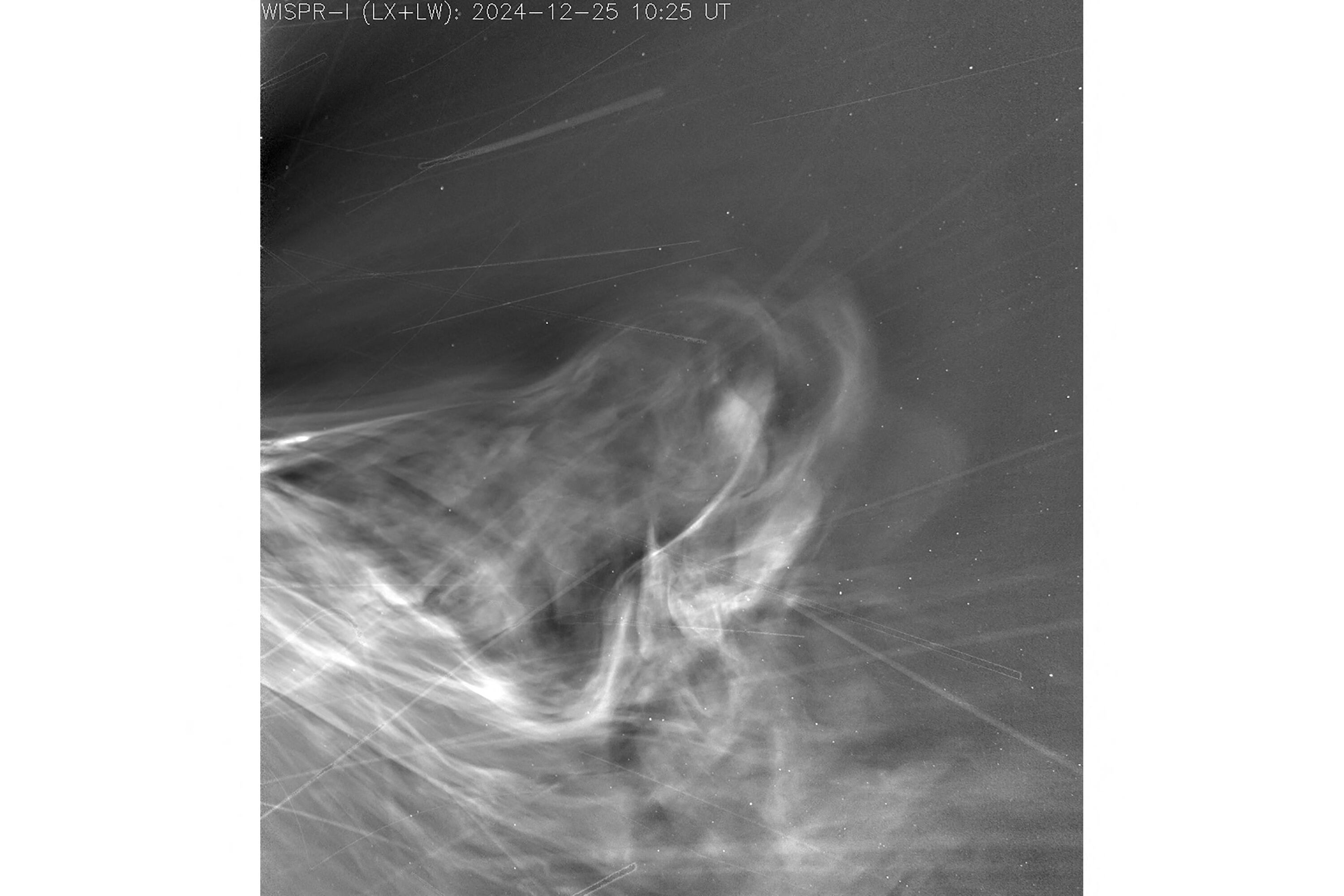 Foto proporcionada por la NASA el 15 de julio de 2025, tomada por el instrumento WISPR de la sonda Parker Solar Probe durante su histórico sobrevuelo del Sol el 25 de diciembre de 2024, muestra el viento solar saliendo a gran velocidad de la atmósfera exterior del Sol, la corona. Erupciones de plasma apilándose unas sobre otras y el viento solar fluyendo con un detalle exquisito: las imágenes más cercanas jamás tomadas de nuestro Sol son un tesoro para los científicos. Capturadas por la Parker Solar Probe durante su máxima aproximación a nuestra estrella el 24 de diciembre de 2024, las imágenes fueron publicadas recientemente por la NASA y se espera que profundicen nuestra comprensión del clima espacial y ayuden a protegernos de amenazas solares a la Tierra. (Foto: Handout / NASA/Johns Hopkins APL/Naval Research Lab / AFP) / USO EDITORIAL RESTRINGIDO - CRÉDITO OBLIGATORIO "AFP PHOTO / NASA/JOHNS HOPKINS APL/NAVAL RESEARCH LAB" - PROHIBIDA SU UTILIZACIÓN EN CAMPAÑAS DE MARKETING O PUBLICIDAD - DISTRIBUIDA COMO SERVICIO A CLIENTES / PARA ACOMPAÑAR LA NOTA DE AFP de Issam AHMED: "Rozando el Sol, la sonda arroja luz sobre las amenazas del clima espacial"