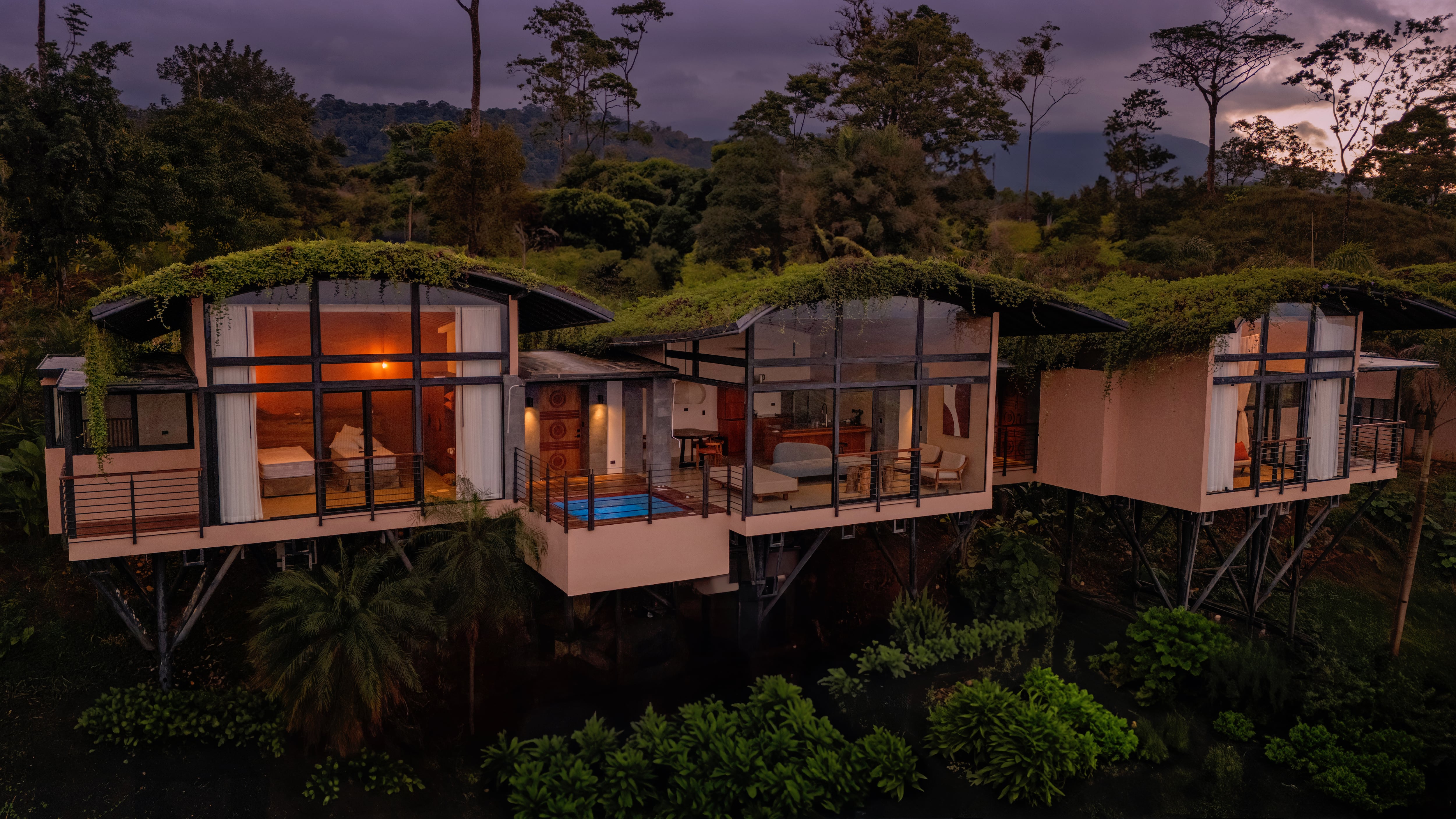 Villas del hotel Origins Astral elevadas sobre la selva en Bijagua de Upala con arquitectura contemporánea y vista panorámica al bosque.
