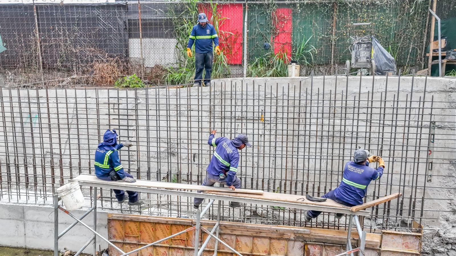 Un muro de tres metros de alto a cada lado del canal por el que pasa el río Ocloro, busca evitar su desbordamiento hacia la ciudadela Calderón Muñoz, Zapote. Foto: Cortesía: Municipalidad de San José.