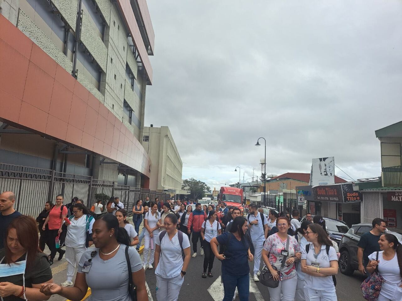 Un grupo de trabajadores de hospital marchan por las calles aledañas al centro de salud en un paro de labores.