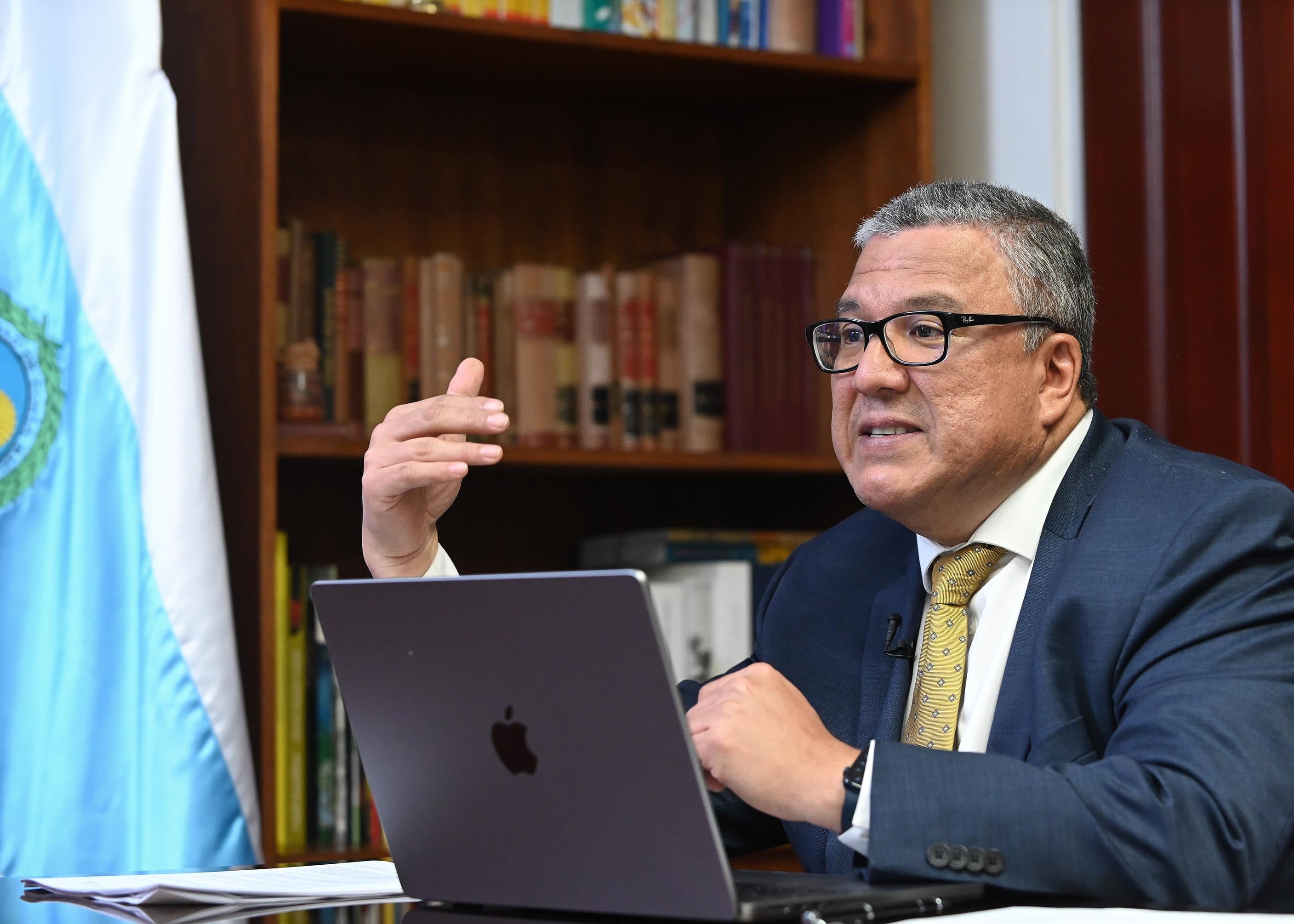 09 de junio del 2025. Rectoría de la UCR. 17:00 hrs. Entrevista con el rector de la Universidad de Costa Rica, Carlos Araya Leandro en su despacho. El catedrático fue consultado acerca de la aprobación del nuevo esquema de salarios para puestos de confianza dentro de la institución. En la foto: La entrevista se realizó en la oficina del rector. Foto: Albert Marín .