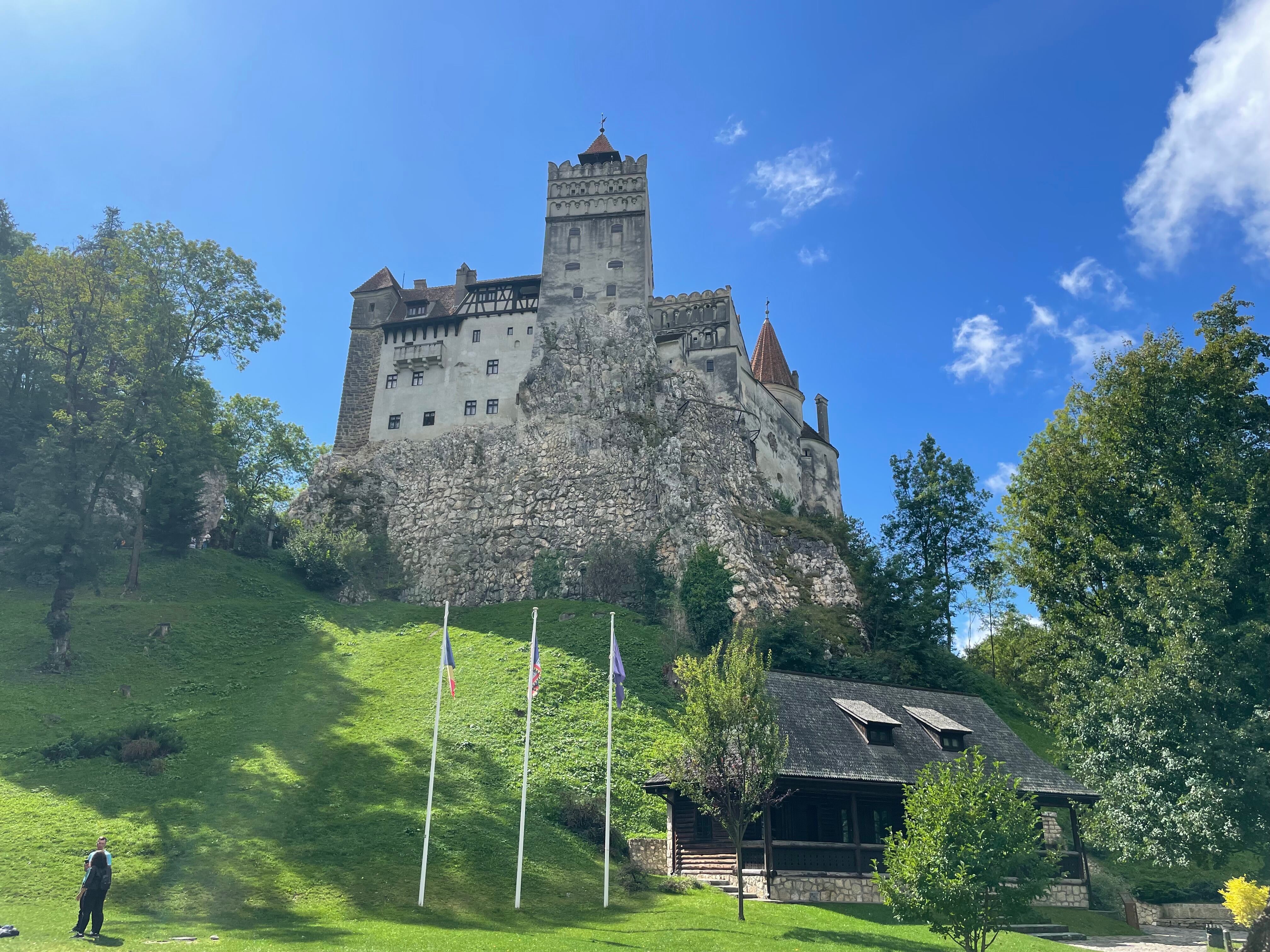 Este es el Castillo de Bran, en Braşov, Rumanía, relacionado con el conde Drácula.