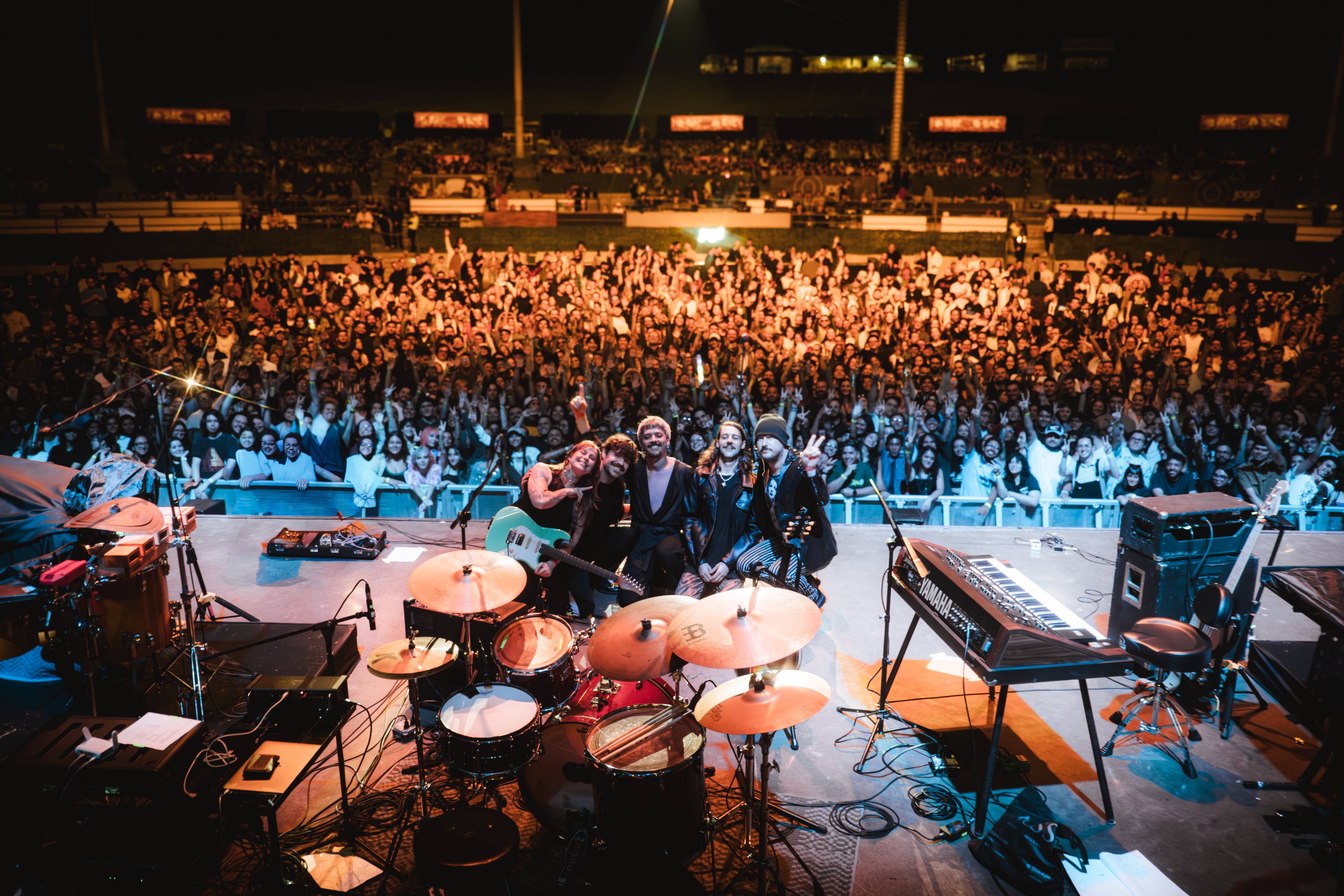 La banda después de su show en Parque Viva, el 16 de noviembre 2025, tras abrirle la noche a Foster The People.