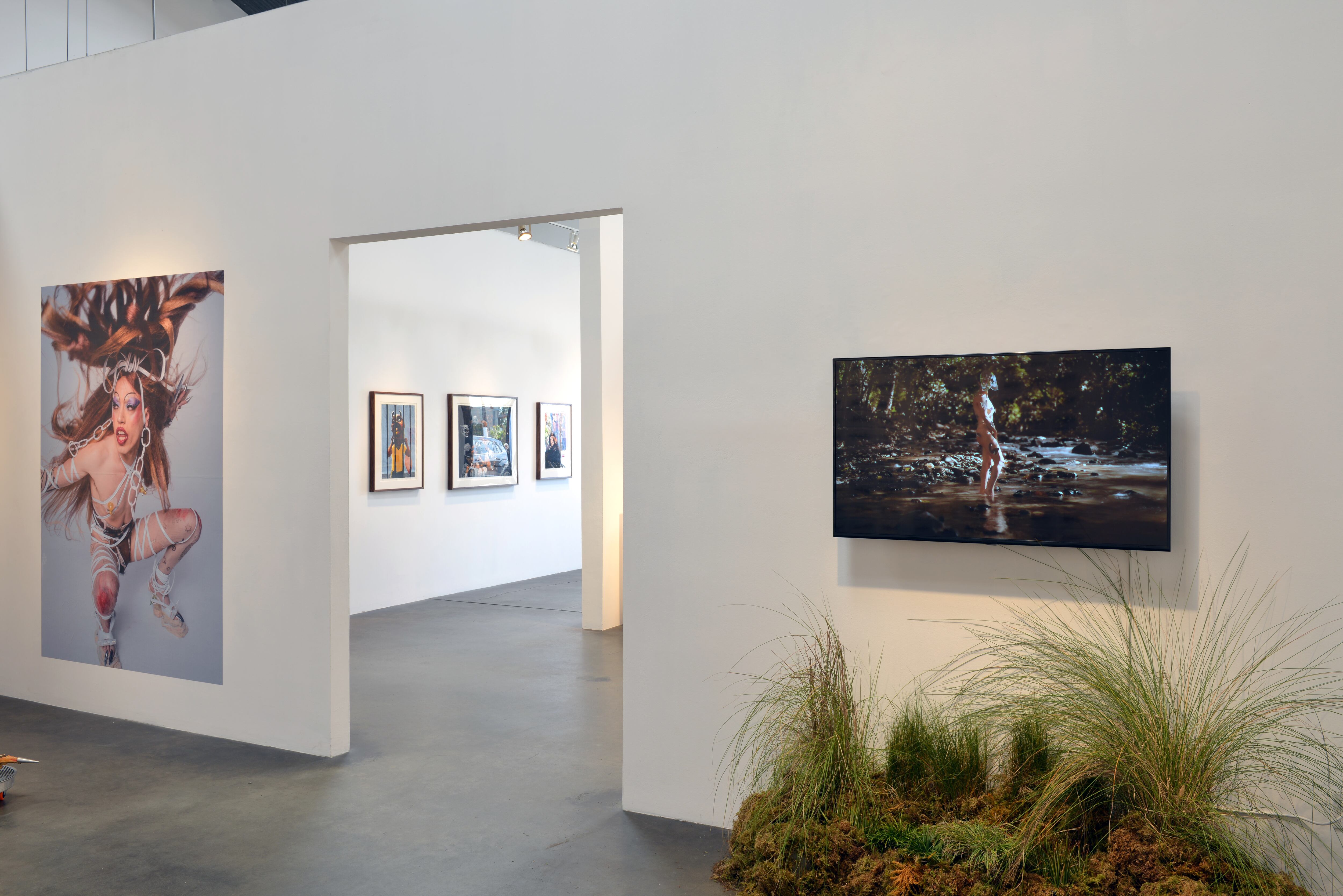 Vista de la exposición 'Seguimos: arte contemporáneo en Costa Rica', presentada en Los Ángeles del 30 de marzo al 18 de mayo. Cortesía de Hannah Sloan.