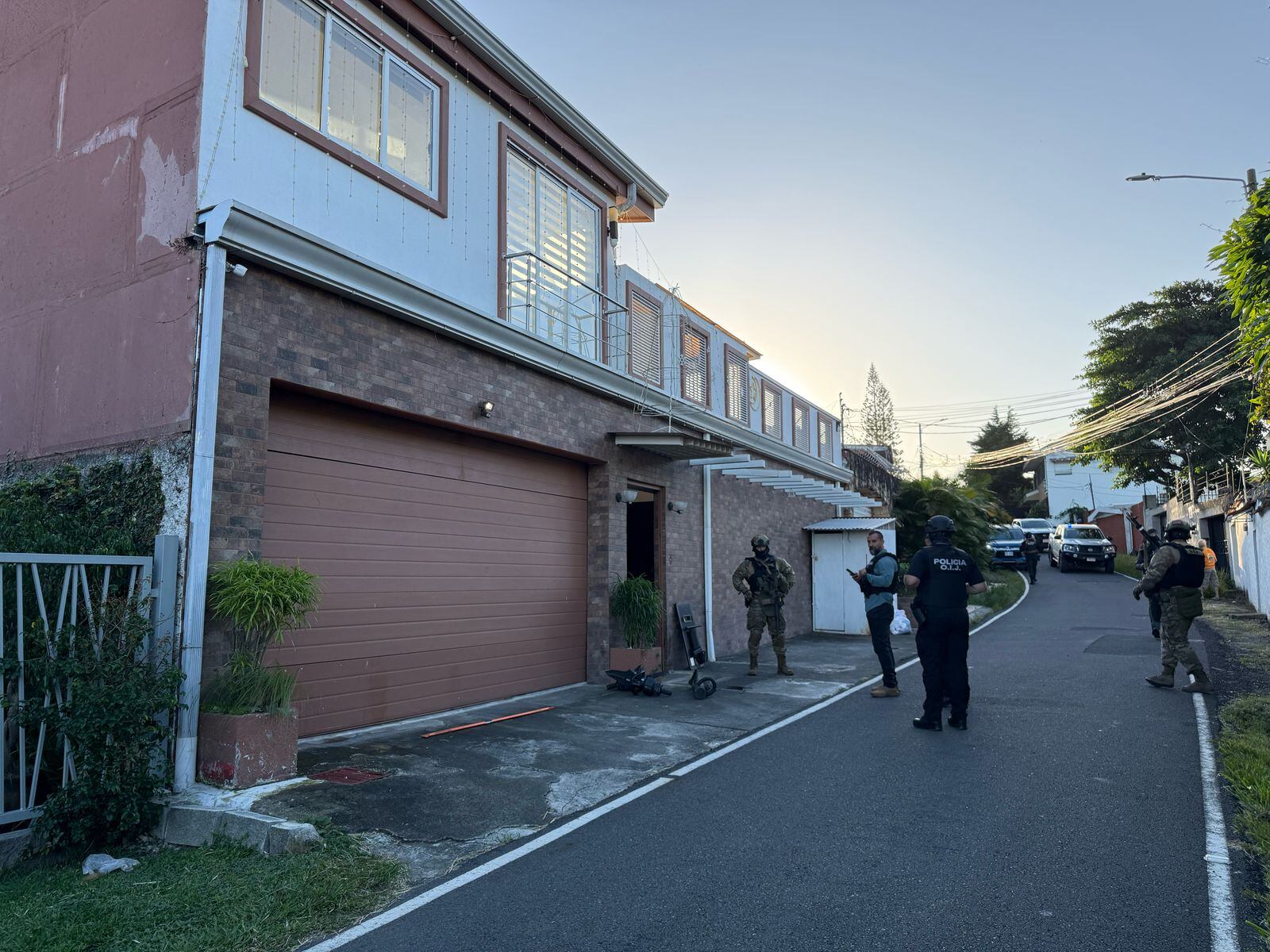Esta casa en Escazú fue uno de los 24 sitios allanados por el OIJ este jueves contra grupo dedicado a lavar dinero con venta de lotería. Fotografía: