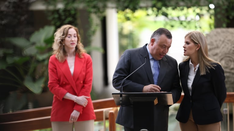 Laura Fernández afirma que fue el vicepresidente Francisco Gamboa quien le trasladó invitación de productor detenido hoy por presunto lavado