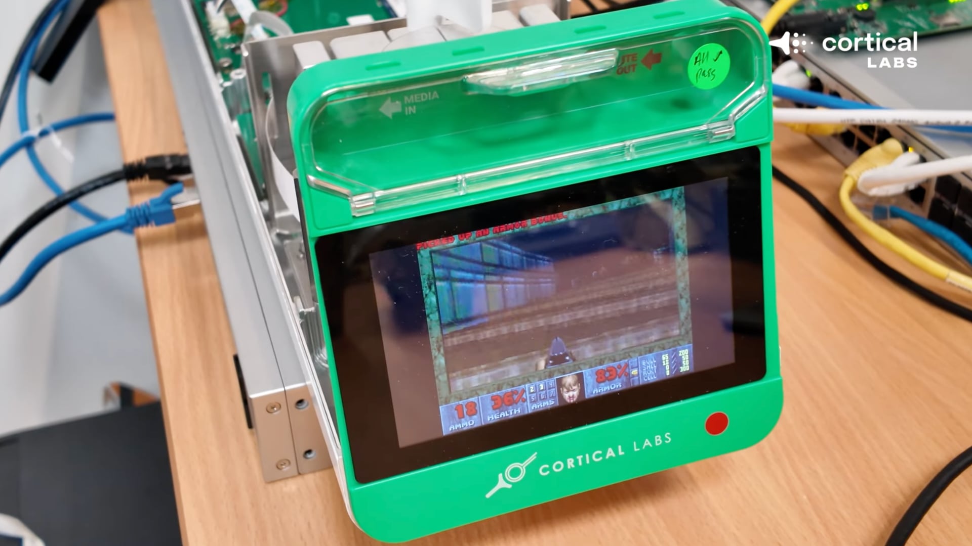 La empresa Cortical Labs presentó un computador biológico con neuronas humanas capaz de jugar 'Doom'. El avance impulsa la computación híbrida.