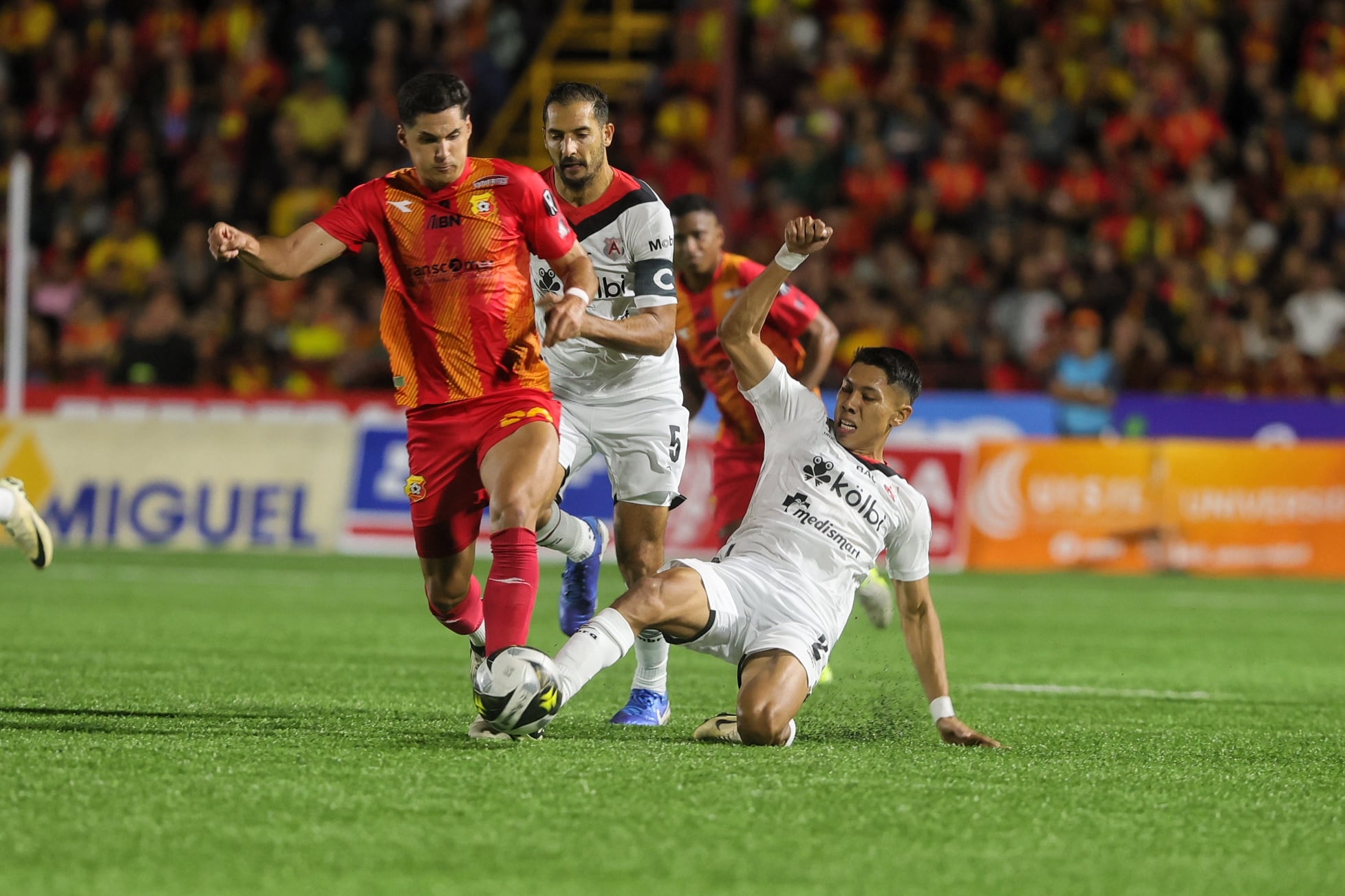 22/12/2024 / Juego entre Herediano vs Liga Deportiva Alajuelense por el partido de ida de la gran final del torneo Apertura de la Liga Promerica / foto John Durán