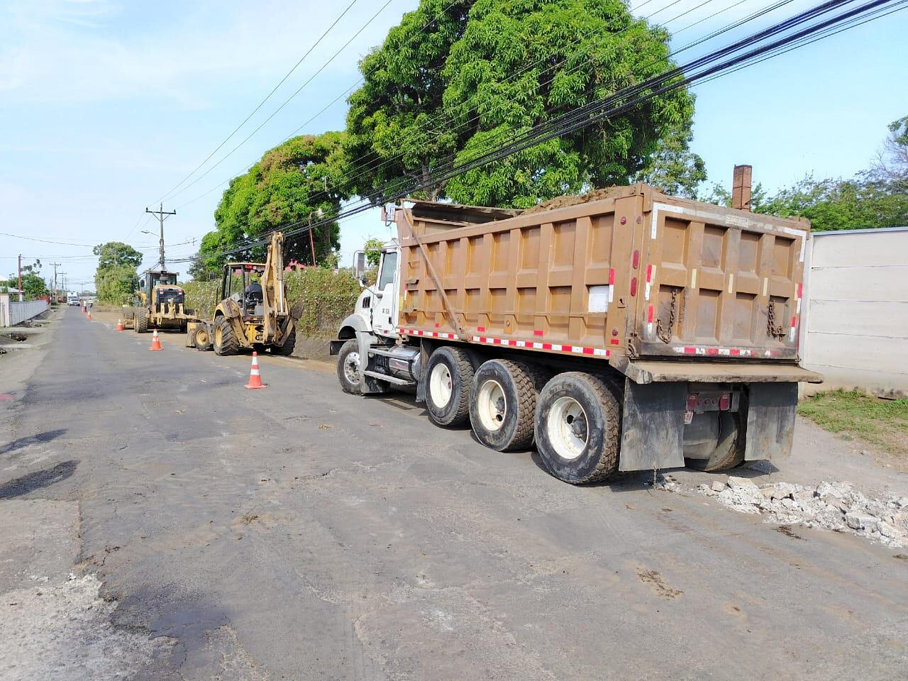 Desde este lunes 8 de abril, maquinaria del Conavi trabaja en la rehabilitación de 5 kilómetros de la carretera que comunica Tambor con Itiquís, en Alajuela. Las obras implicarán paso regulado durante tres meses y una inversión de ¢1.139 millones.