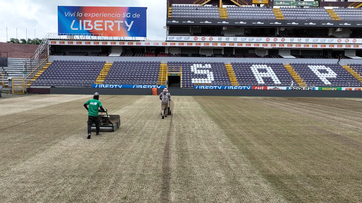 La cancha del Saprissa en mantenimiento