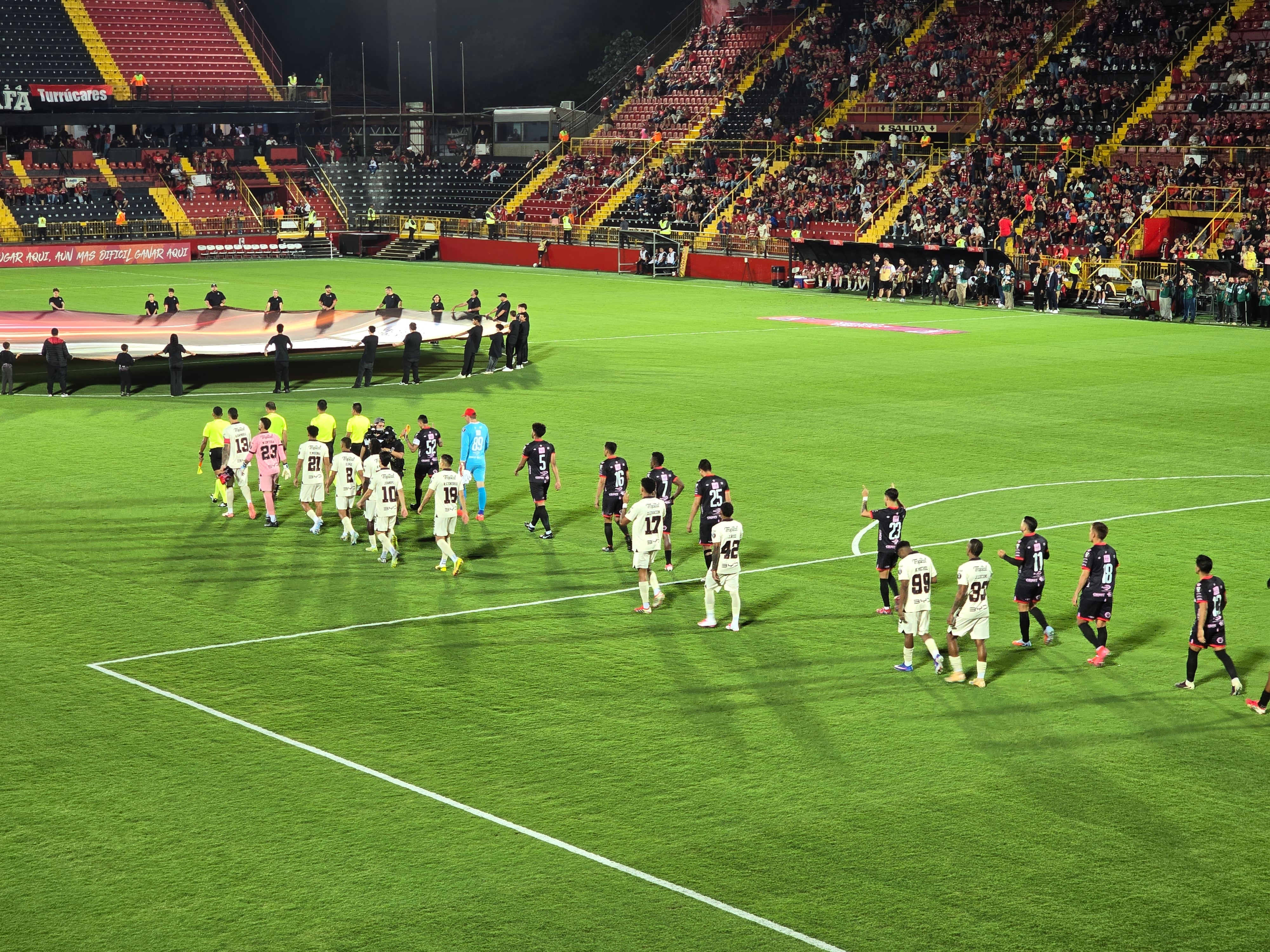 Liga Deportiva Alajuelense y Xelajú salieron a la cancha unos minutos antes del inicio del partido en su estreno en la Copa Centroamericana de Concacaf.