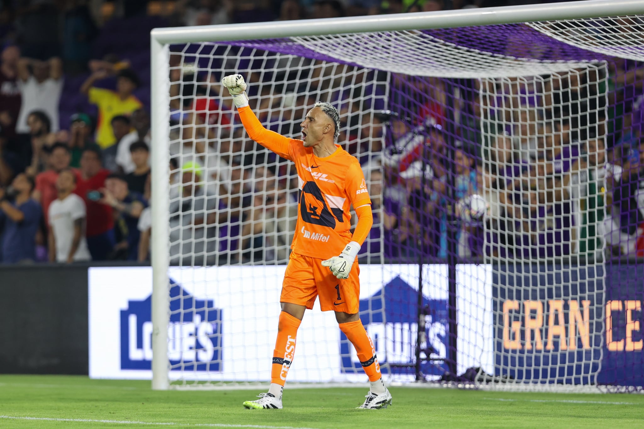 Keylor Navas durante su debut en la Leagues Cup con Pumas, donde atajó un penal decisivo ante Orlando City.
