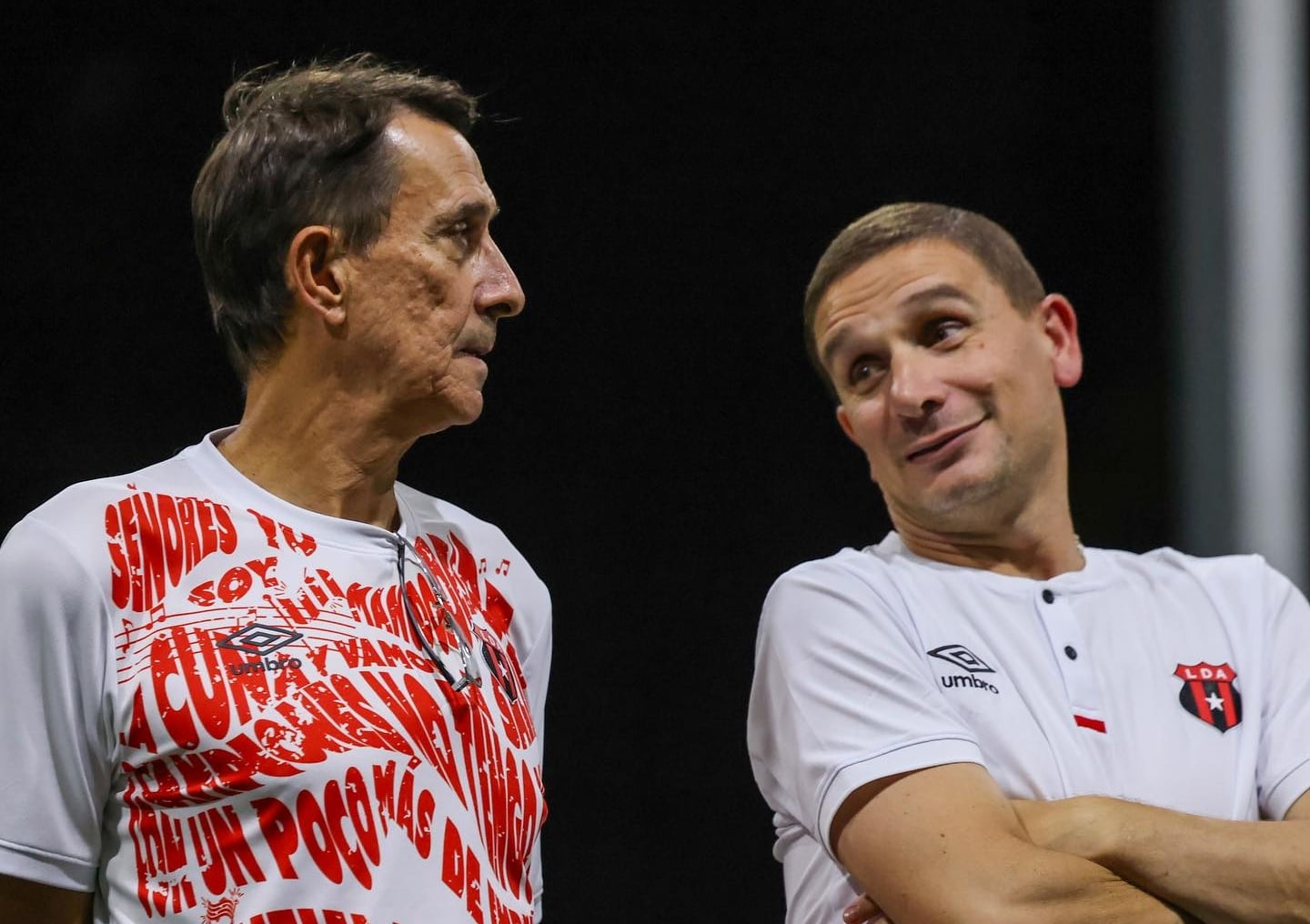 Alexandre Guimaraes y su asistente, Juliano Fontana supervisan un trabajo de Liga Deportiva Alajuelense previo al partido contra Santos en Guápiles.