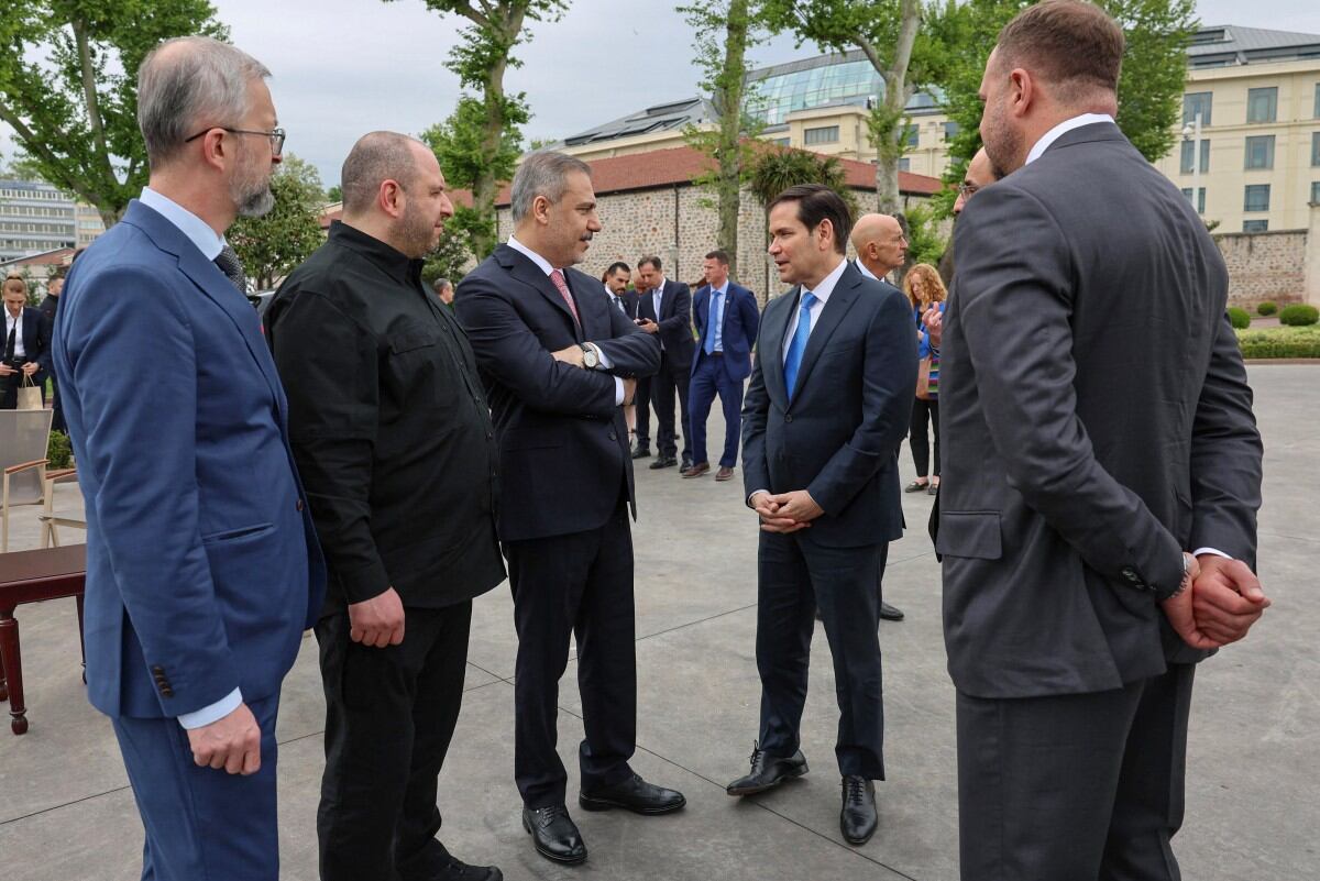 Esta fotografía, proporcionada y difundida por el Ministerio de Asuntos Exteriores de Turquía el 16 de mayo de 2025, muestra al ministro de Asuntos Exteriores de Turquía, Hakan Fidan (tercero desde la izquierda); al secretario de Estado de EE. UU., Marco Rubio (cuarto desde la izquierda); al jefe de la Oficina de la Presidencia de Ucrania, Andriy Yermak (derecha); y al ministro de Defensa de Ucrania, Rustem Umerov (segundo desde la izquierda), conversando en el jardín trasero de la oficina presidencial turca de Dolmabahçe, en Estambul, antes de su reunión para las conversaciones de paz entre Ucrania y Rusia. (Foto: Ministerio de Asuntos Exteriores de Turquía / AFP)