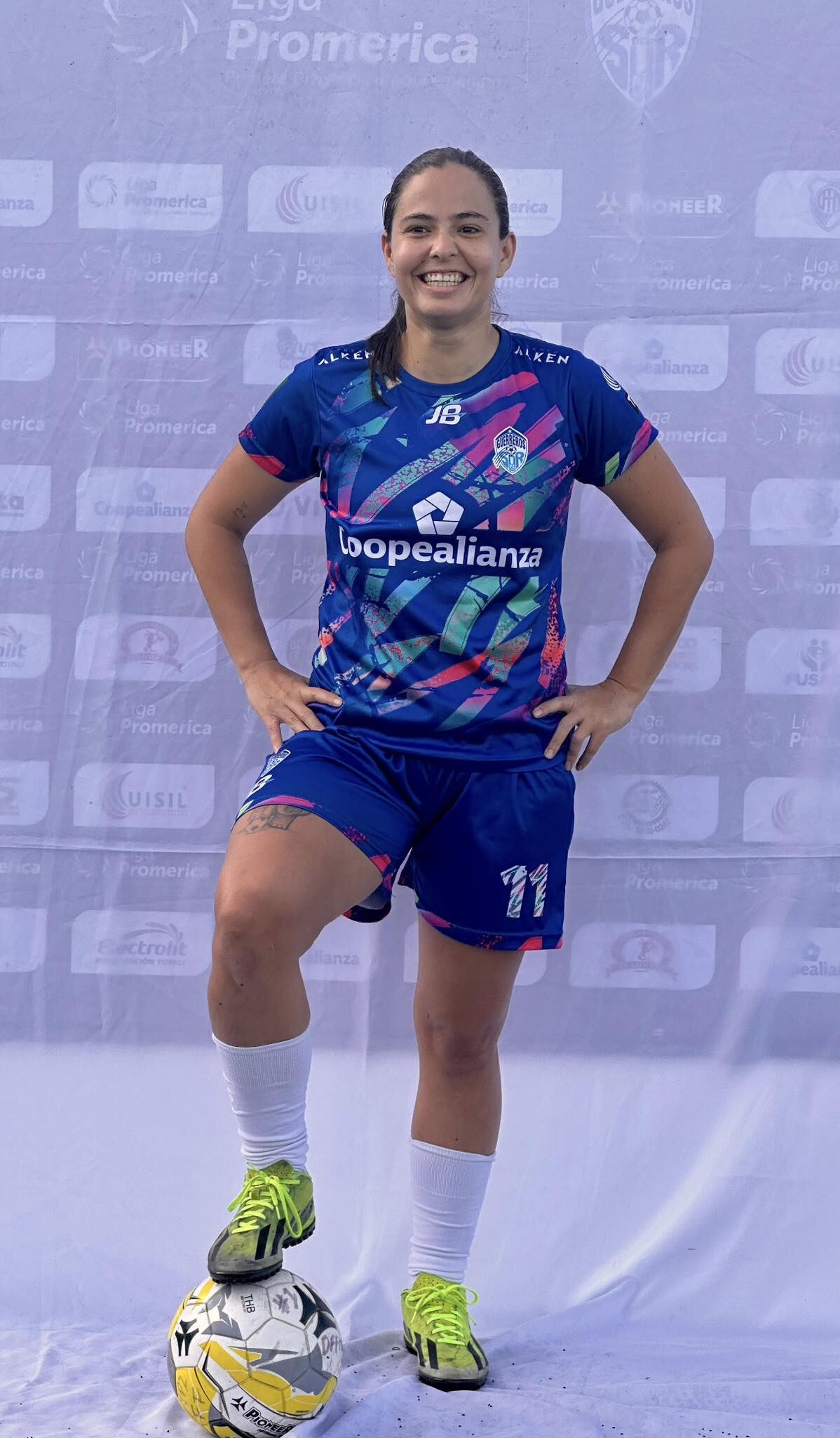 La jugadora de Primera División Tatiana Moya Valverde falleció trágicamente; aquí con el uniforme de Desamparados PZ.