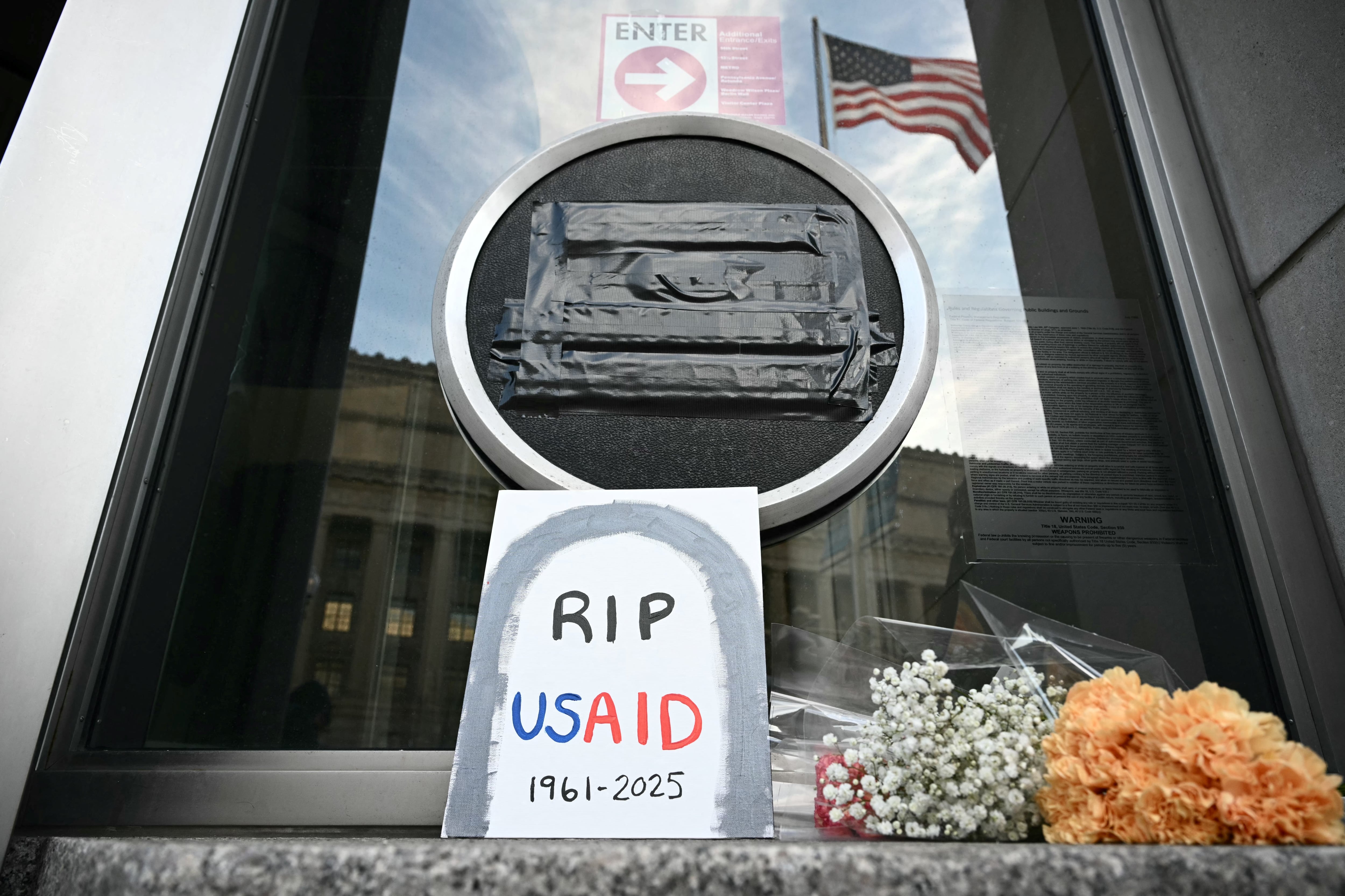 Homenajes bajo el sello cubierto de la Agencia de los Estados Unidos para el Desarrollo Internacional (USAID) en su sede en Washington este 7 de febrero. Fotografía: