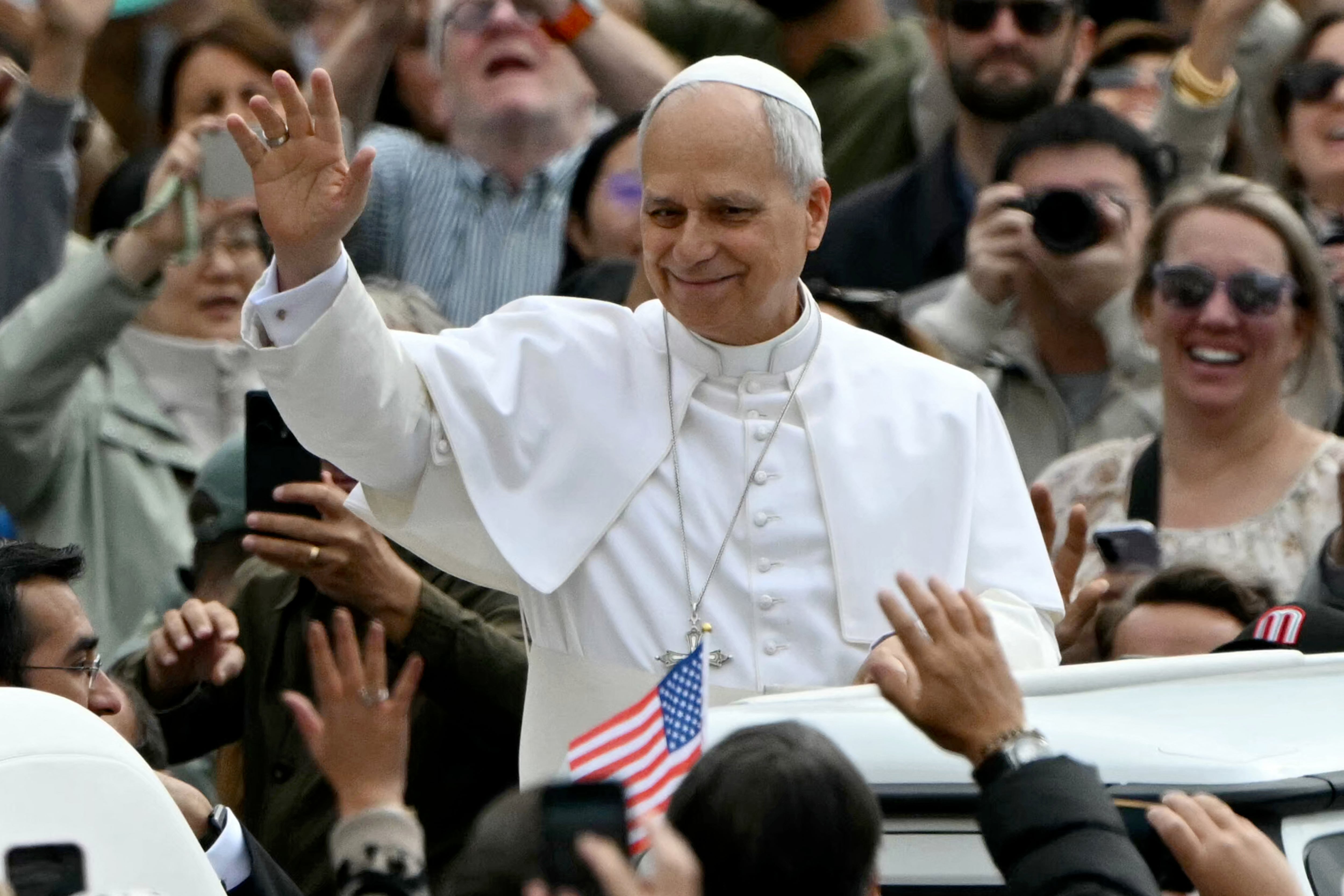 El Papa León XIV saluda a la multitud durante la audiencia general semanal en la Plaza de San Pedro en el Vaticano el 6 de mayo de 2026.