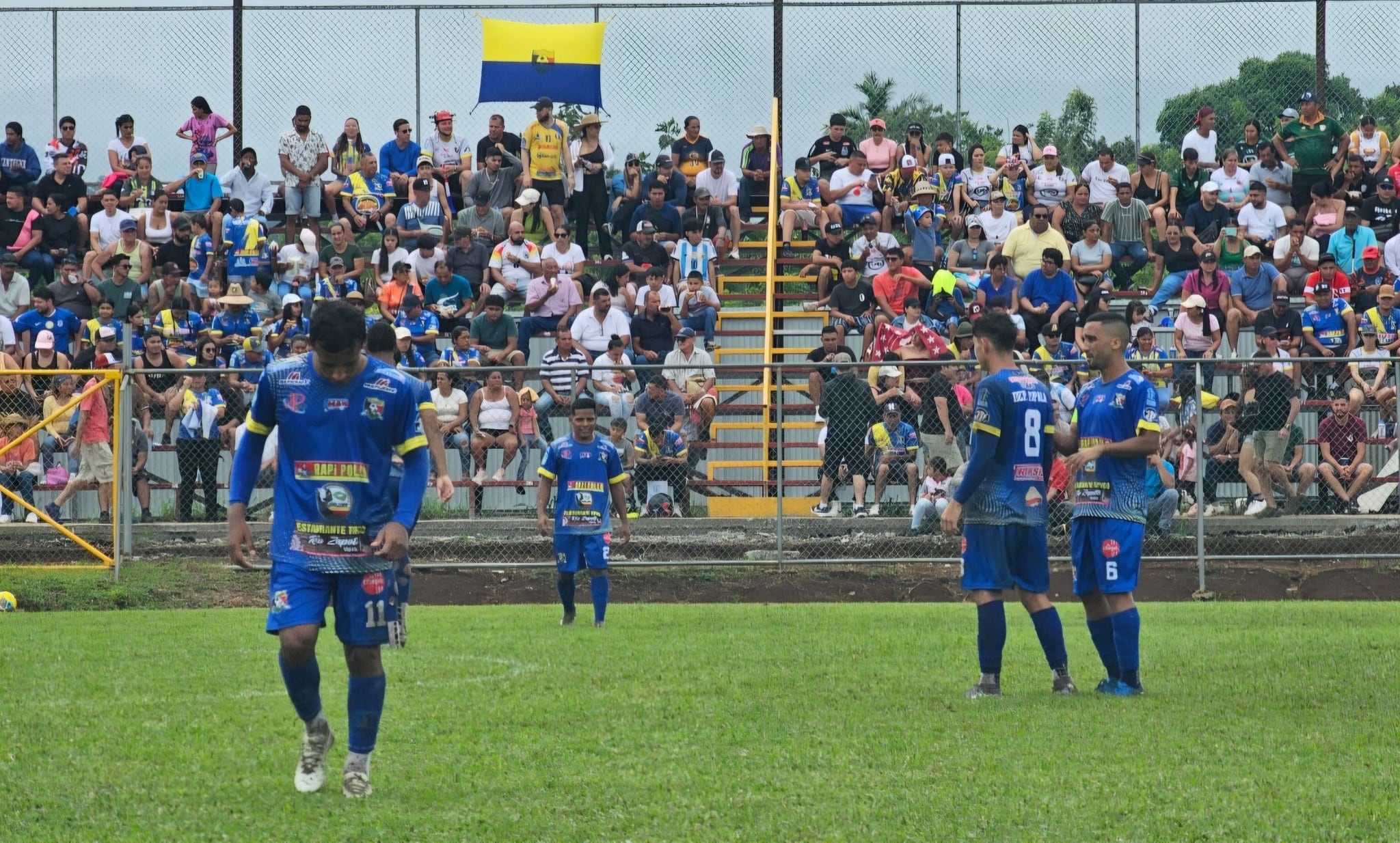 Jugadores del Deportivo Upala se muestran cabizbajos.