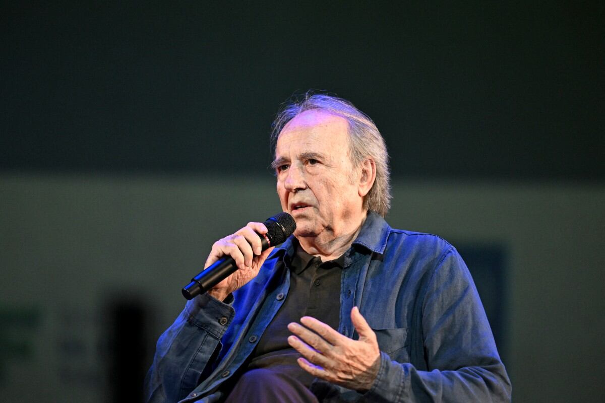 Joan Manuel Serrat habla en el Teatro Lux, en Ciudad de Guatemala, durante Centroamérica Cuenta 2025.