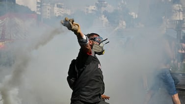 Manifestantes protestan frente al Congreso de Argentina contra proyecto liderado por Milei