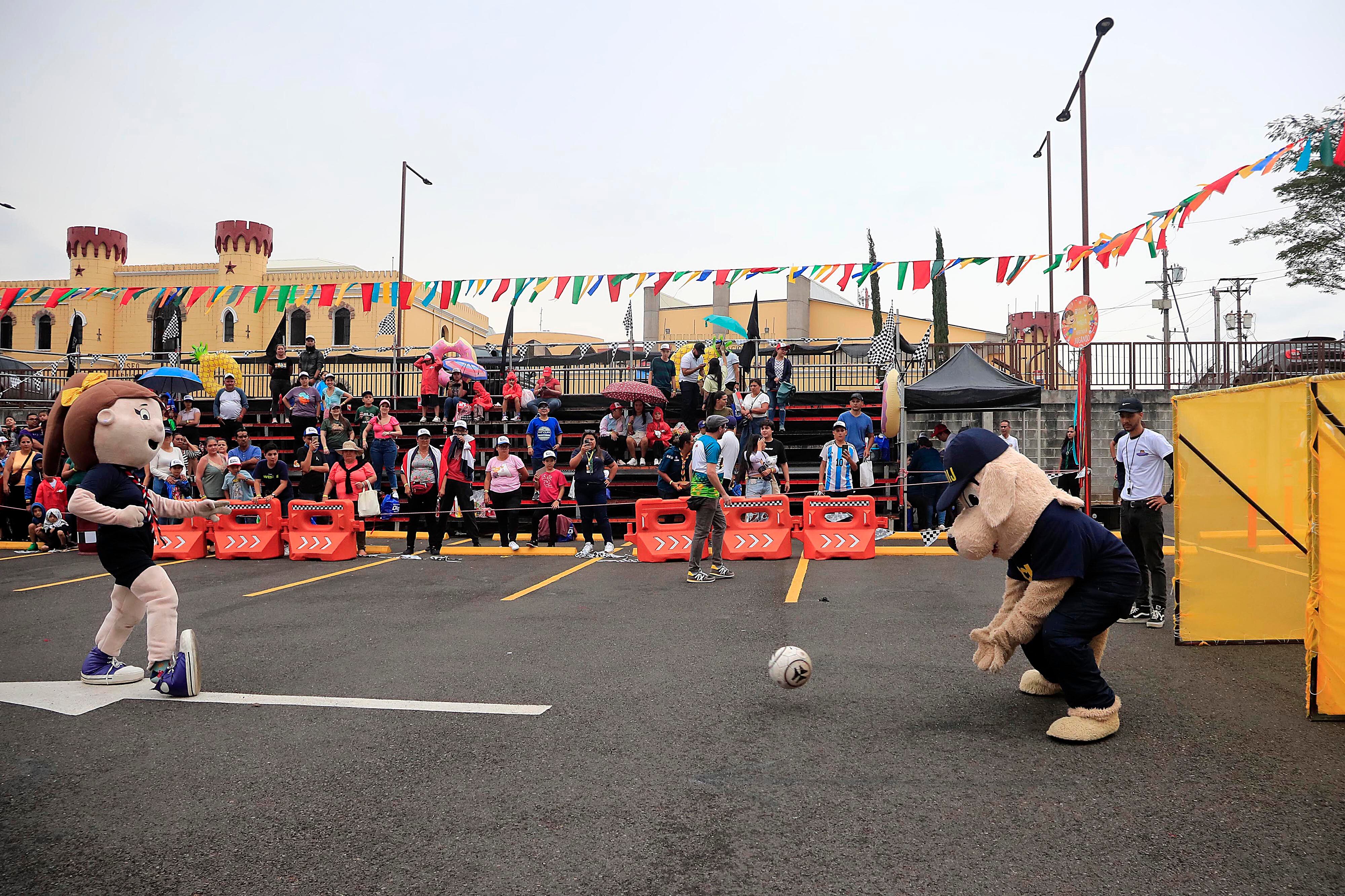 18/02/2024 Museo de los Niños, Parqueo C. Las familias disfrutaron, este domingo, del tradicional Campeonato Nacional de Personajes del Museo de los Niños 2024. Más de 25 personajes y botargas inflables y de peluche, de diferentes marcas, empresas e instituciones participaron en la competencia más divertida y colorida del año. Por segundo año, el evento se realizó en un espacio limitado, en formato estadio y con graderías donde el público disfrutó cómodamente sentado de todas las actividades.