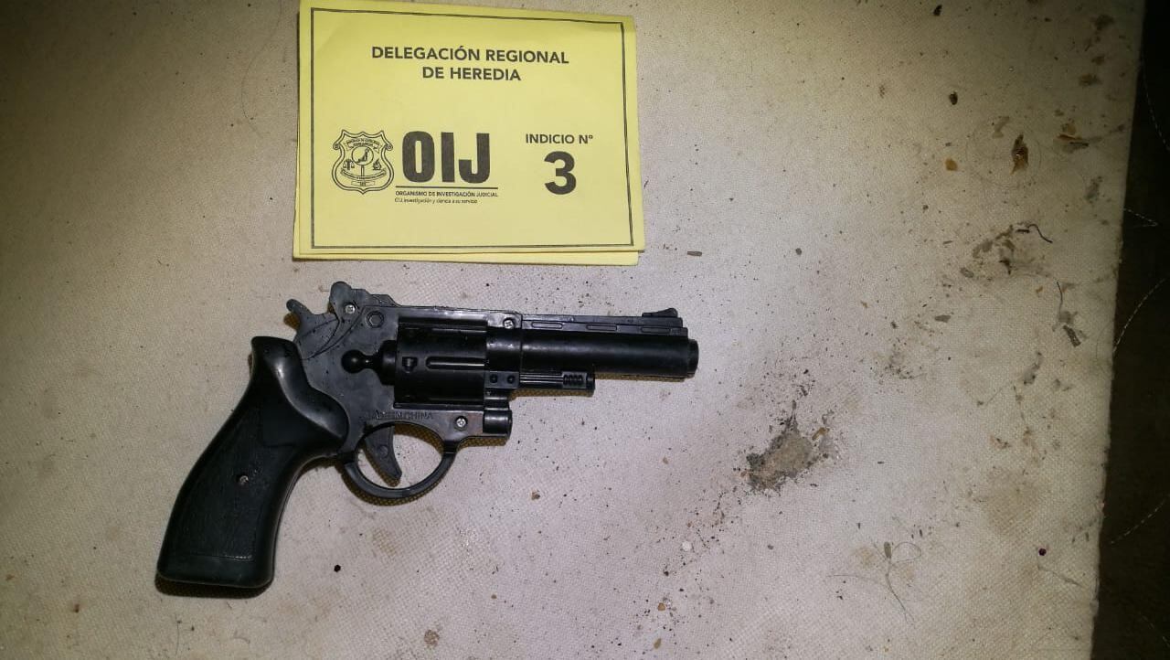 OIJ detiene a dos sospechosos de asaltar a cinco hombres a quienes habrían engañado por medio de app para encuentros sexuales. Foto OIJ.