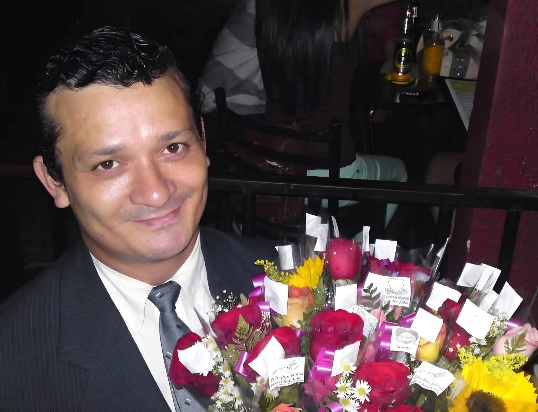 Álvaro Monge era un querido vendedor de flores al que de cariño le decían "Cupido". Foto Facebook.