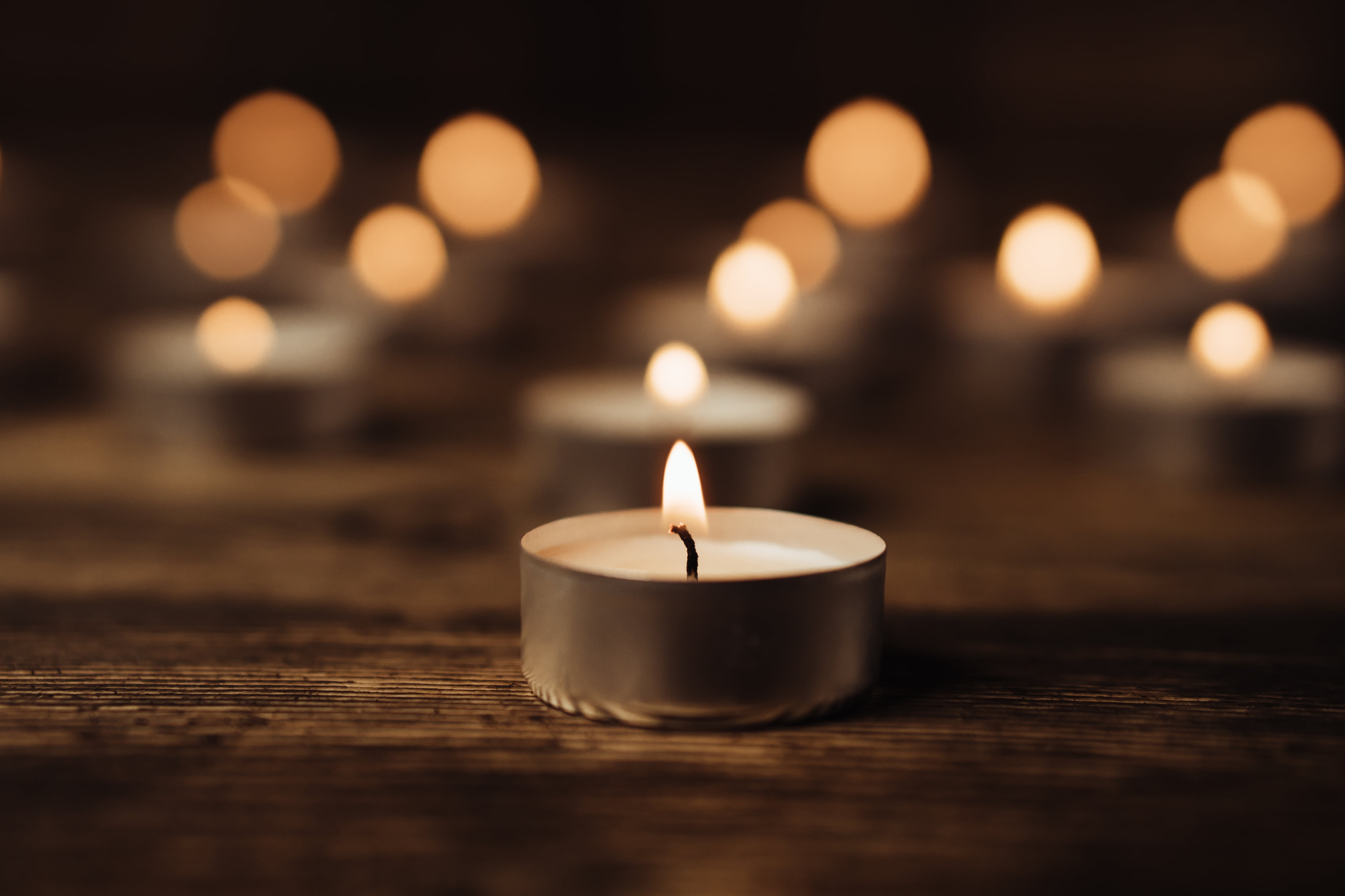 Vela encendida, candela, luz de vela, velita