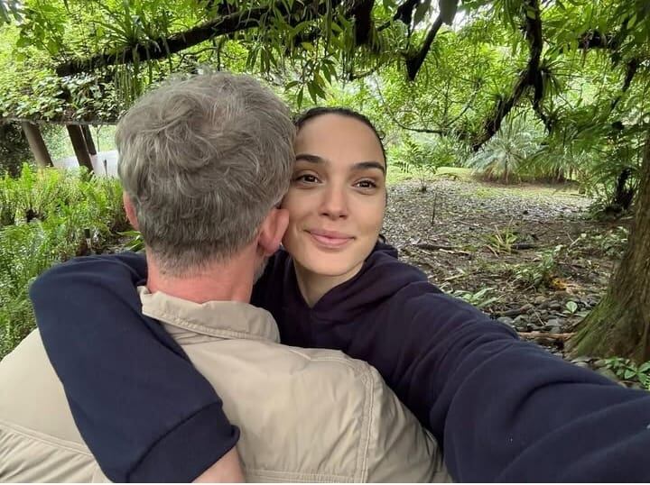 Imagen de la actriz Gal Gadot abrazando a su esposo Yaron Varsano quien está de espaldas.