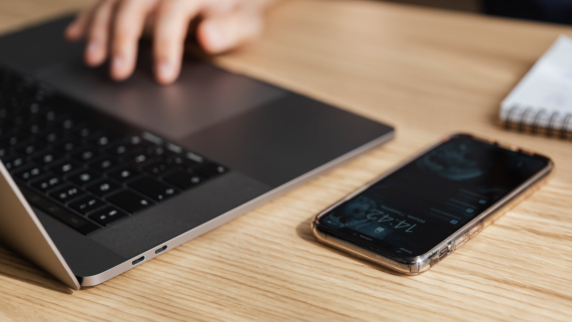 Jóvenes reducen redes, retoman dumbphones y buscan enfrentar el tédio para recuperar bienestar y relaciones presenciales.