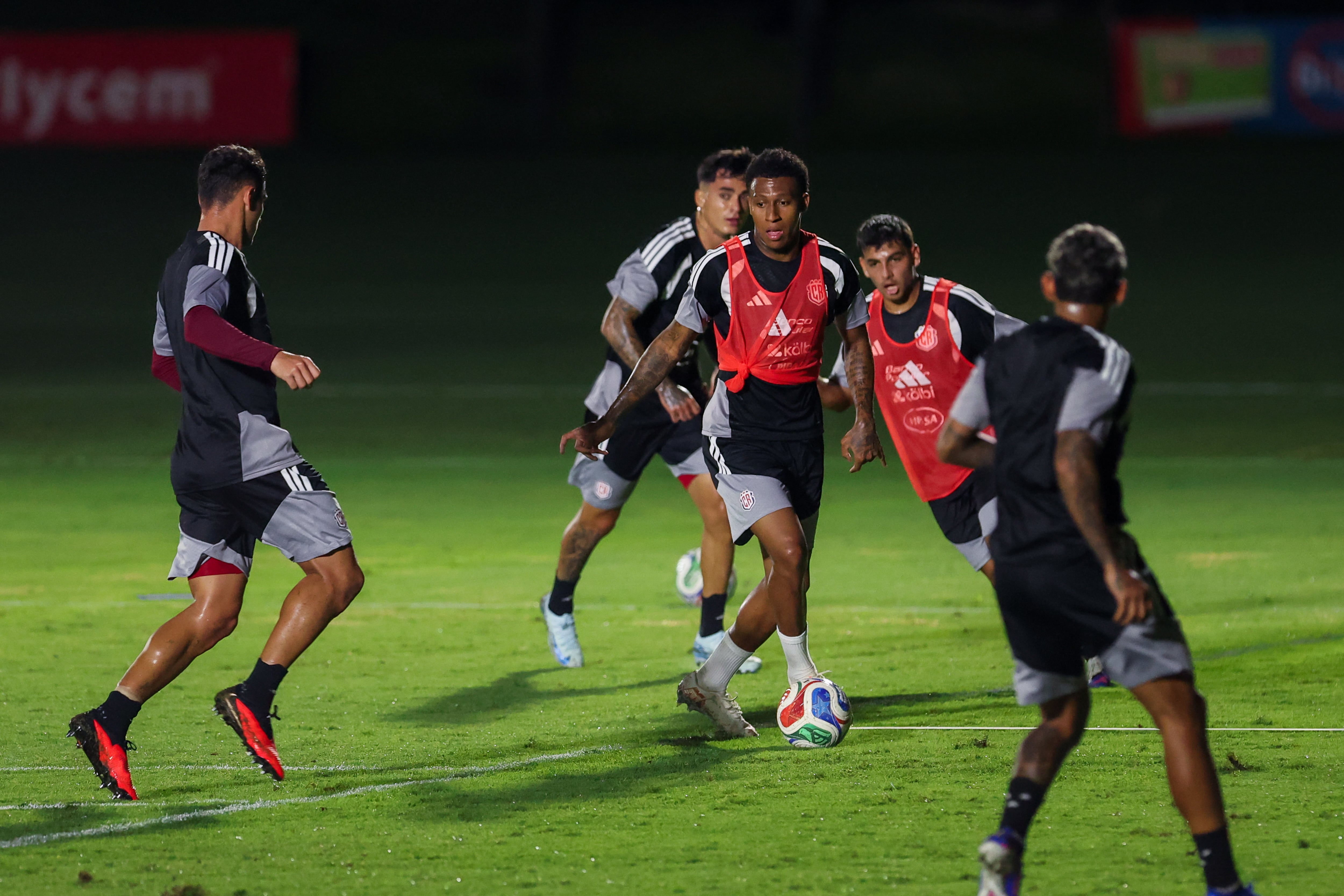 Josimar Alcócer conduce un balón en la práctica de la Selección de Costa Rica.