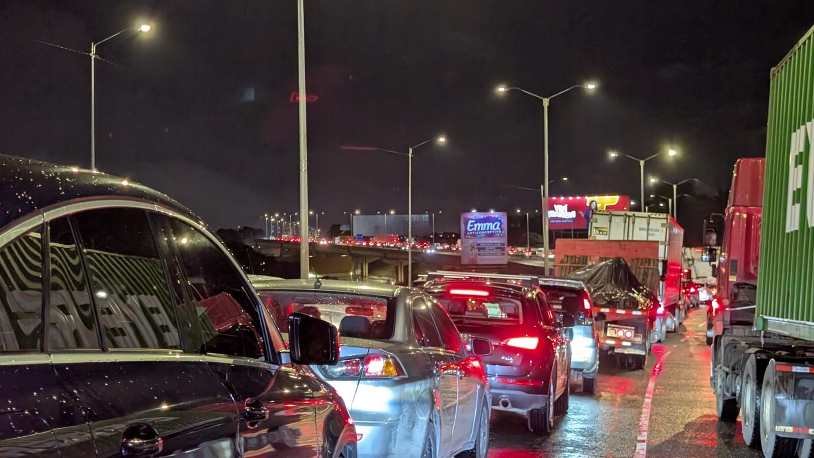 Los conductores sufren un gran congestionamiento en la Circunvalación la noche de este 29 de setiembre del 2025.