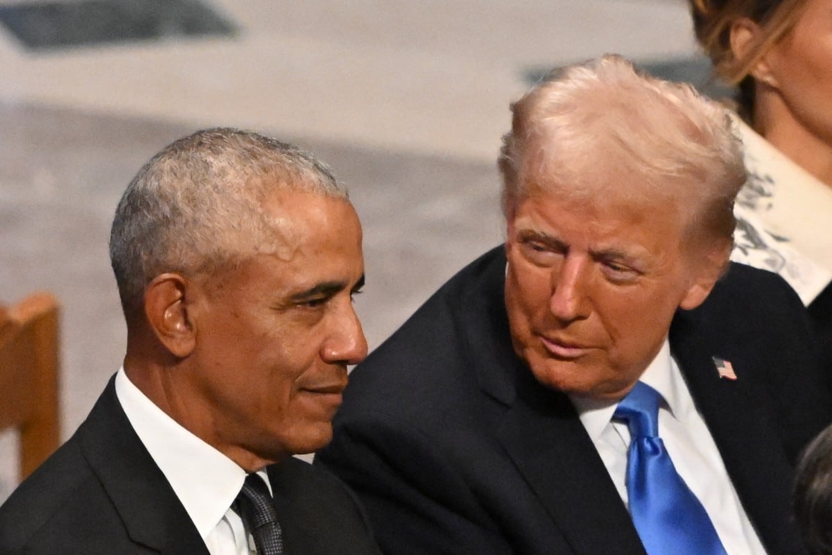 El presidente electo de Estados Unidos, Donald Trump, conversa con el expresidente Barack Obama mientras asisten al servicio fúnebre de Estado del expresidente Jimmy Carter en la Catedral Nacional de Washington, en Washington, DC, el 9 de enero de 2025.