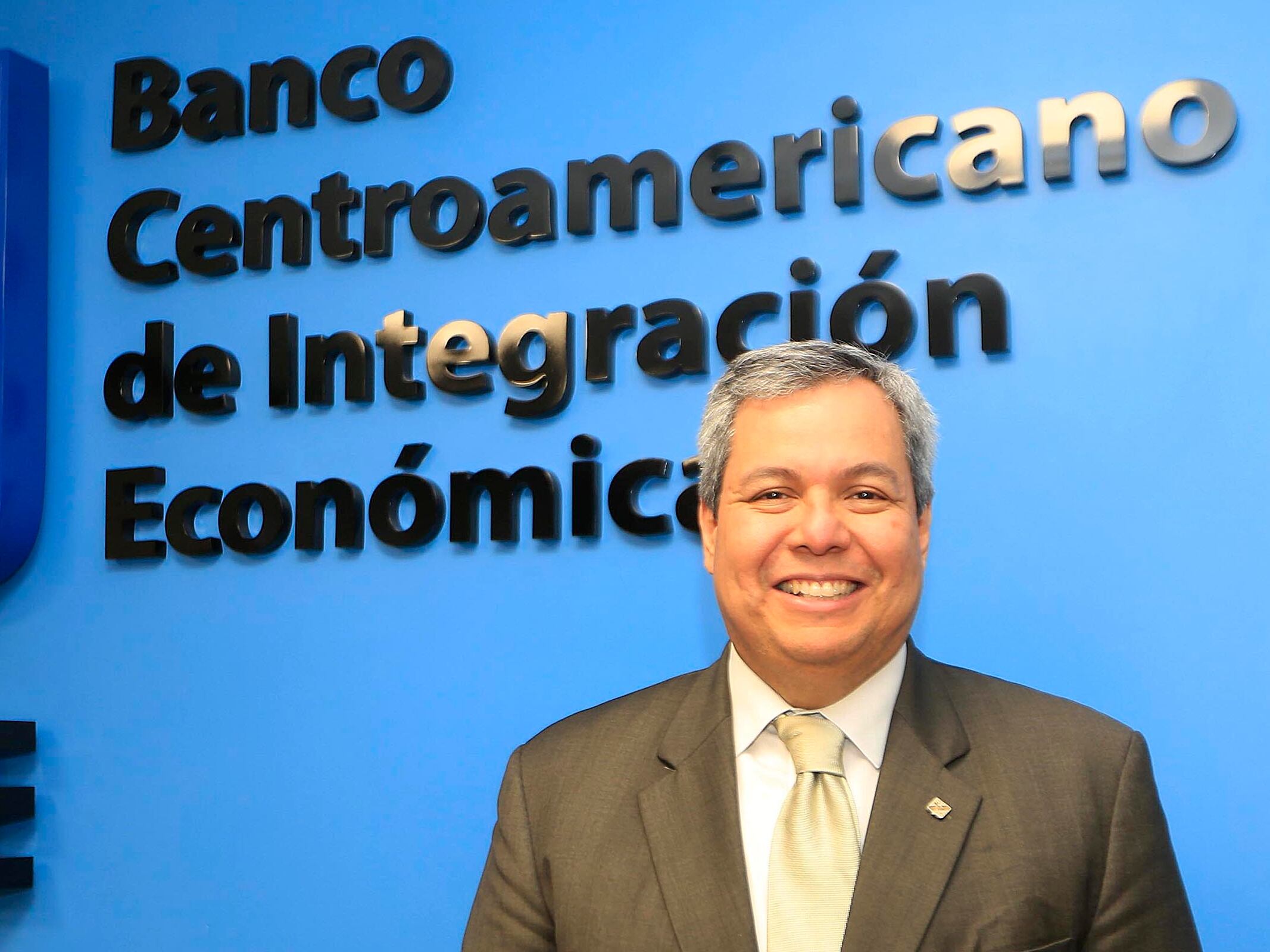 Un juez de Estados Unidos desestimó la demanda que el Banco Centroamericano de Integración Económica (BCIE) presentó contra su expresidente ejecutivo, el hondureño Dante Mossi. La entidad regional reaccionó diciendo que el proceso está lejos de cerrarse y que presentará un nuevo caso; hizo énfasis en que el exjerarca no fue declarado inocente.