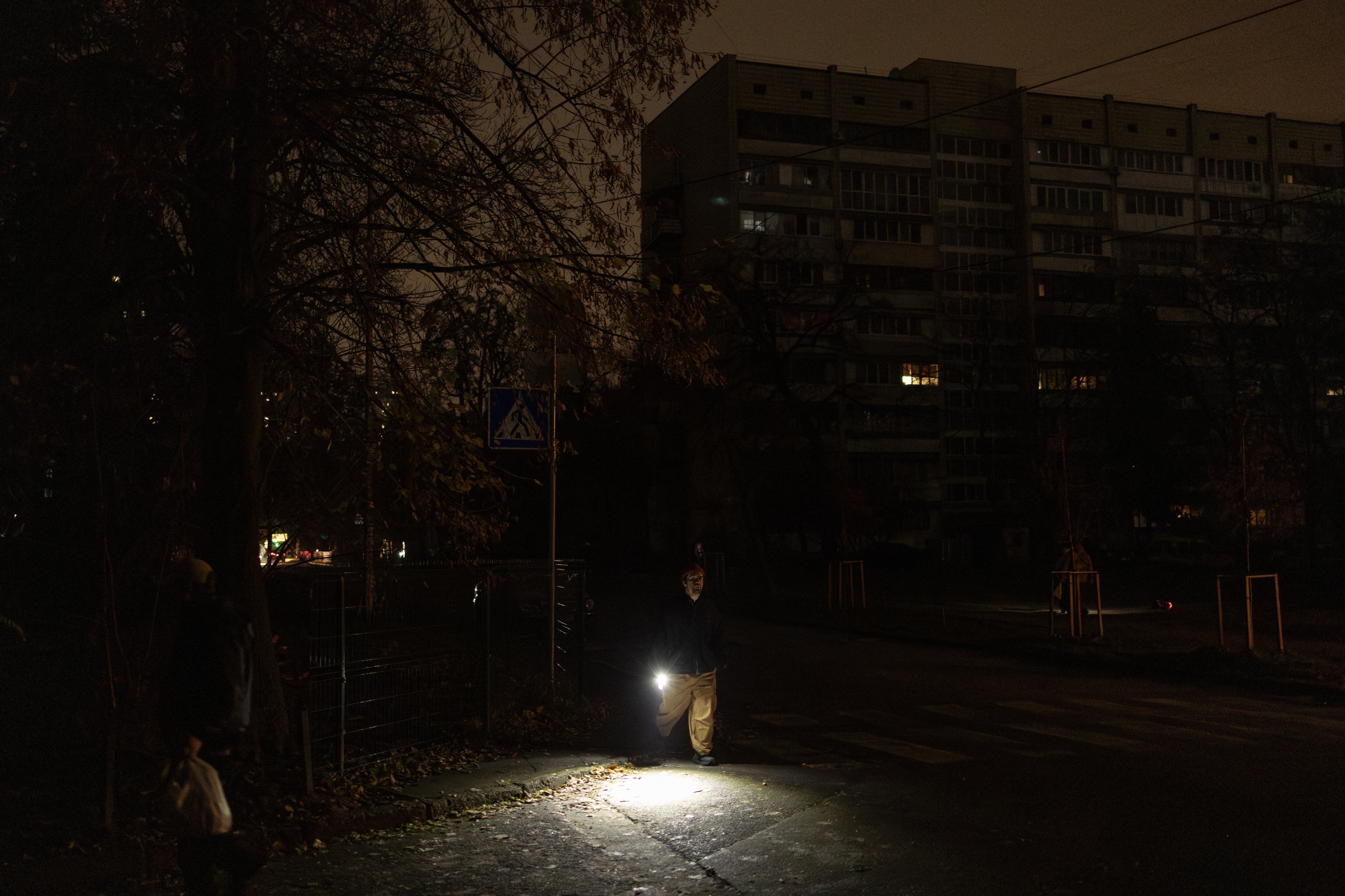 Un hombre por una calle durante un apagón en Kiev este 9 de noviembre, tras los ataques con misiles y drones rusos contra la infraestructura energética ucraniana. Fotografía: