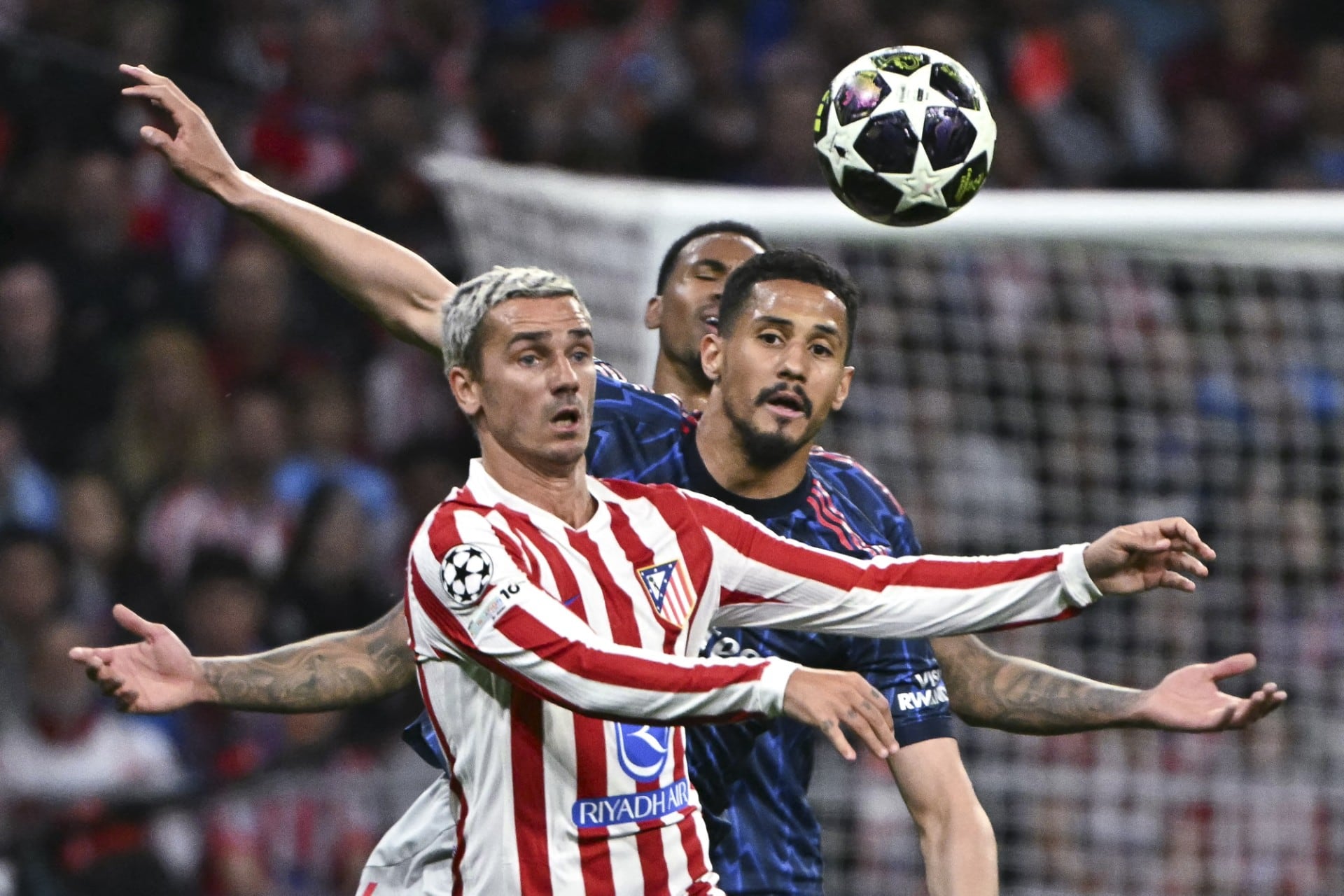 Arsenal's Brazilian defender #06 Gabriel Magalhaes challenges Atletico Madrid's French forward #07 Antoine Griezmann during the UEFA Champions League semi-final first leg football match between Club Atletico de Madrid and Arsenal at the Metropolitano stadium in Madrid on April 29, 2026. (Photo by Javier SORIANO / AFP)
