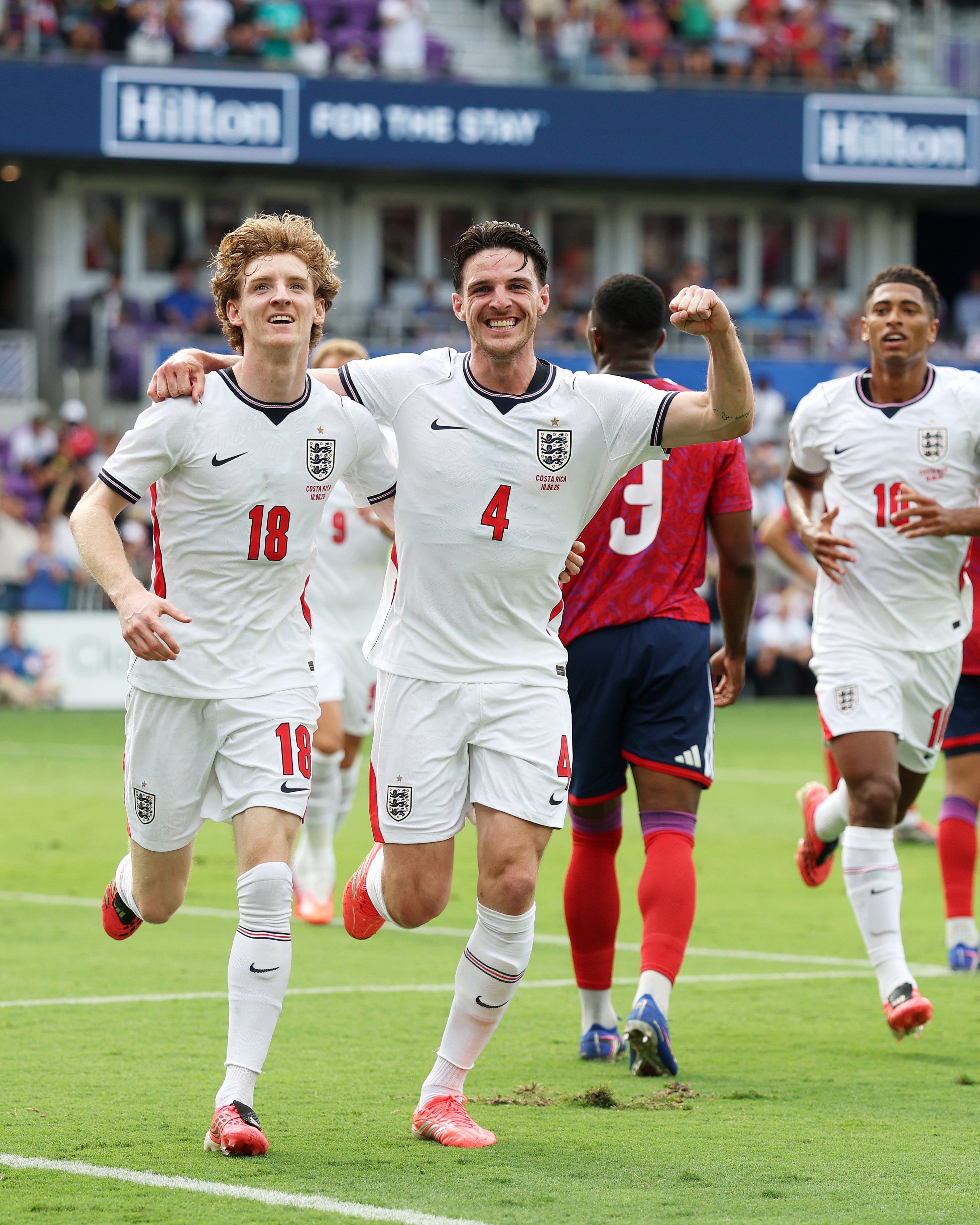Declan Rice celebra junto a Anthony Gordon la apertura del marcador en el partido entre la Selección de Costa Rica e Inglaterra.