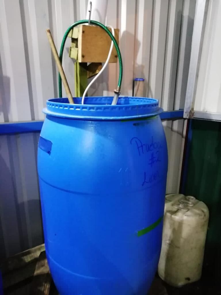 En Ipís de Goicoechea las autoridades allanaron una bodega en la que se procesaba licor clandestino. Foto: Cortesía: OIJ.