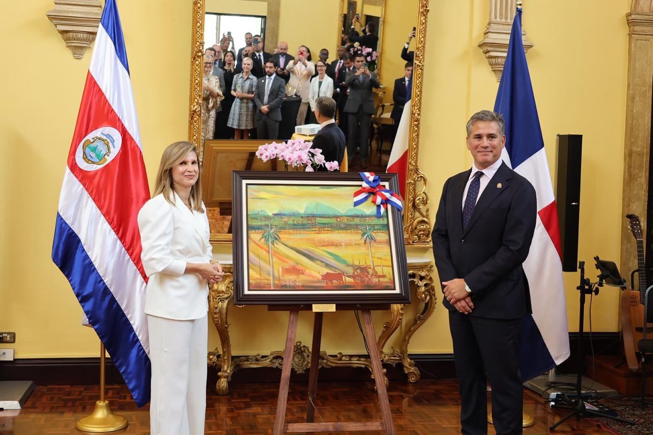 En el acto por el 150.º aniversario, la relación cultural entre Costa Rica y República Dominicana estuvo representada por la entrega de una obra del artista dominicano Guillo Pérez