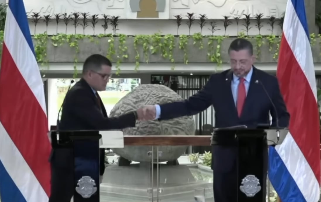 Keyner Arce Guerrero y Rodrigo Chaves en anuncio de solicitud de rebaja de 5,5% en electricidad para 2025 que resultó en un 1,56% Chaves felicitó y dio la mano: los felicito. CAPTURA PANTALLA