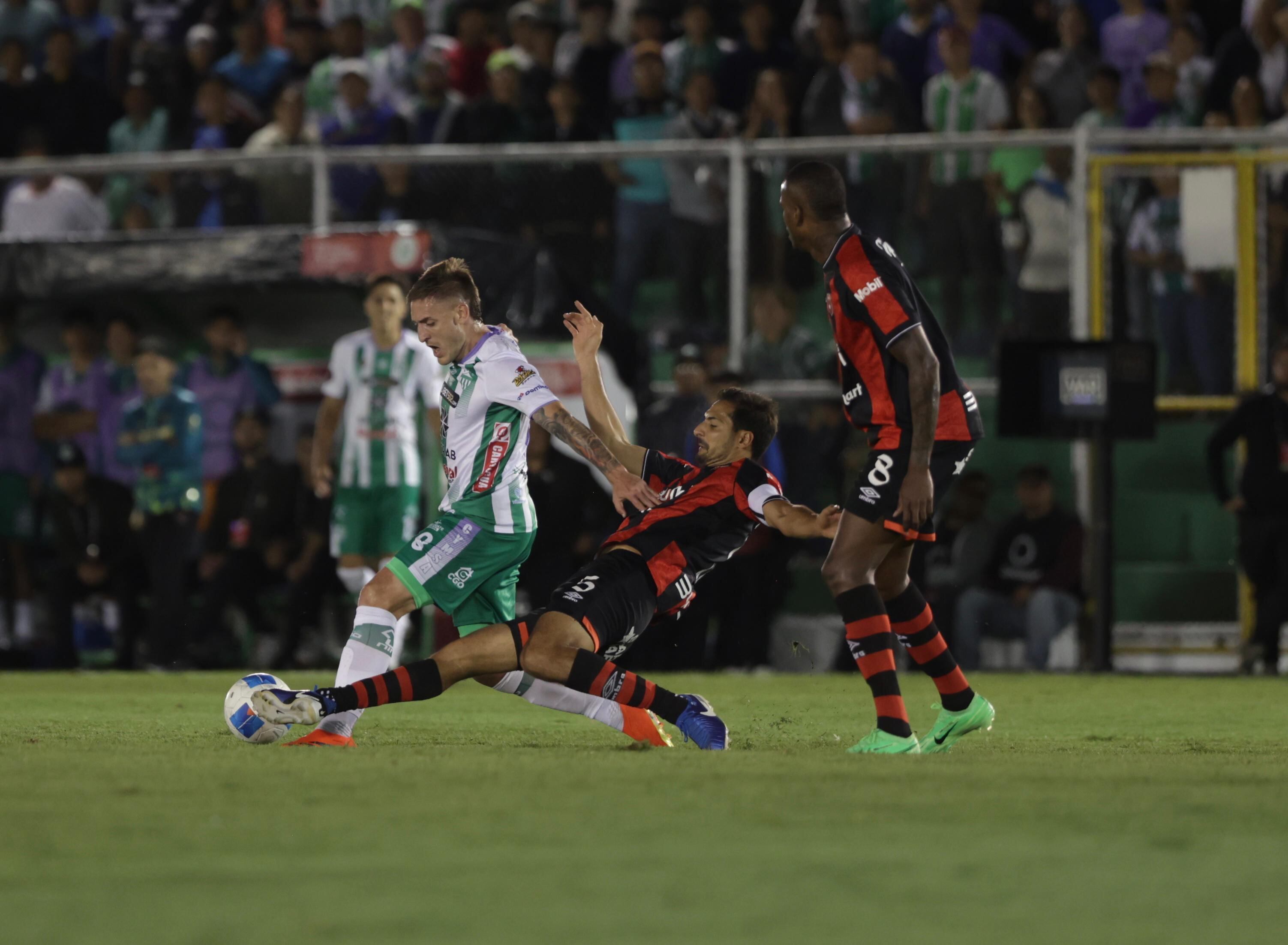 Celso Borges intenta sacar el balón en medio de los apuros de Liga Deportiva Alajuelense en el primer tiempo contra Antigua.