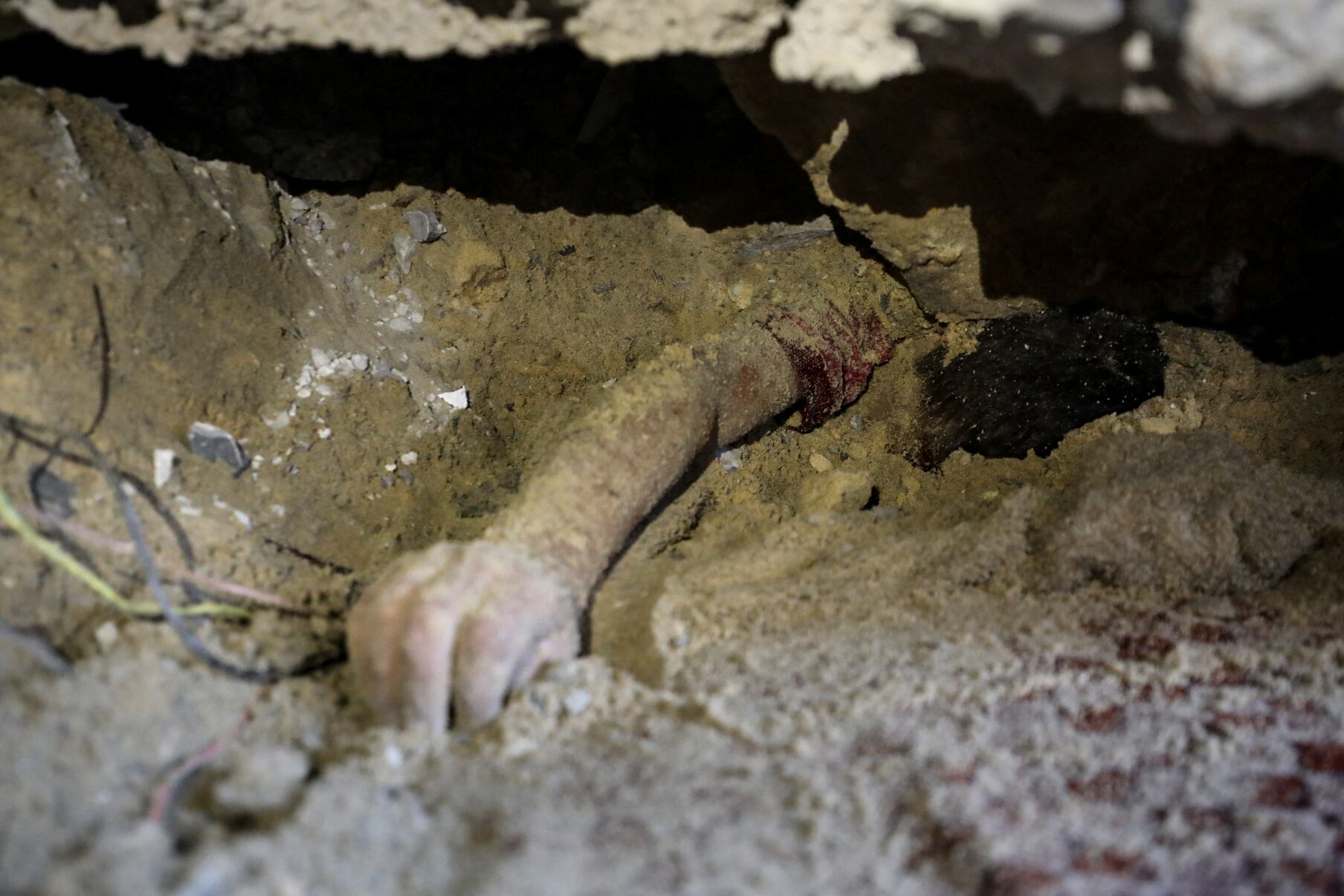 El cuerpo de un niño yace enterrado bajo los escombros de un edificio alcanzado por un ataque israelí en el campo de refugiados de Nuseirat, en el centro de la Franja de Gaza, el 25 de septiembre de 2025, mientras Israel intensifica su ofensiva aérea y terrestre para capturar la cercana Ciudad de Gaza.