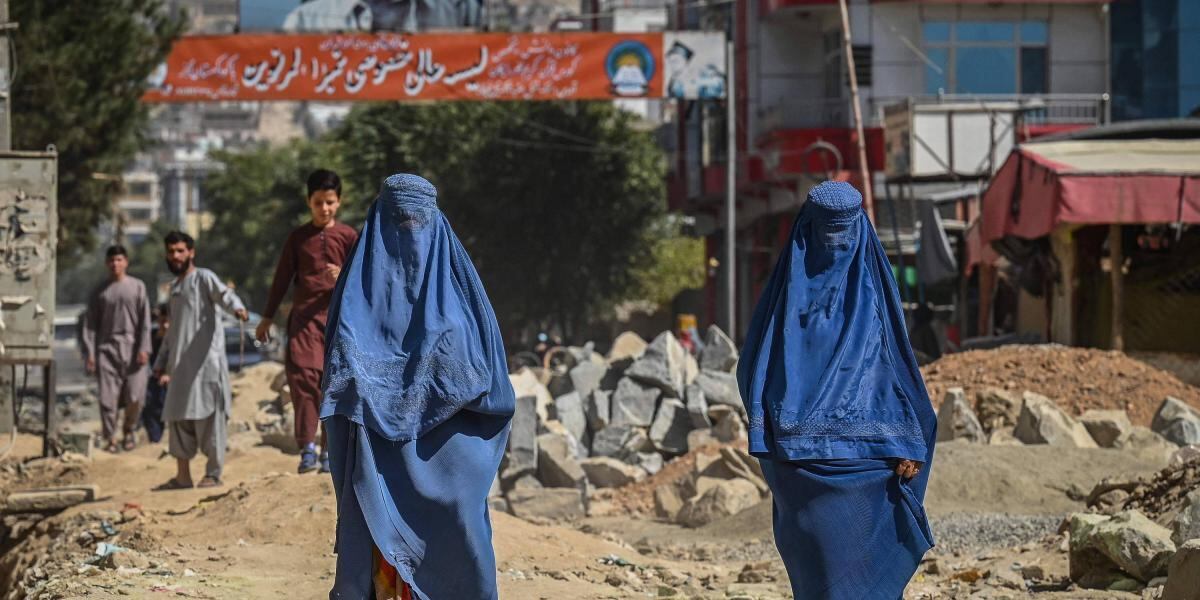 En promedio, un salón de belleza en Afaganistán atiende a seis o siete mujeres, pero de manera discreta.