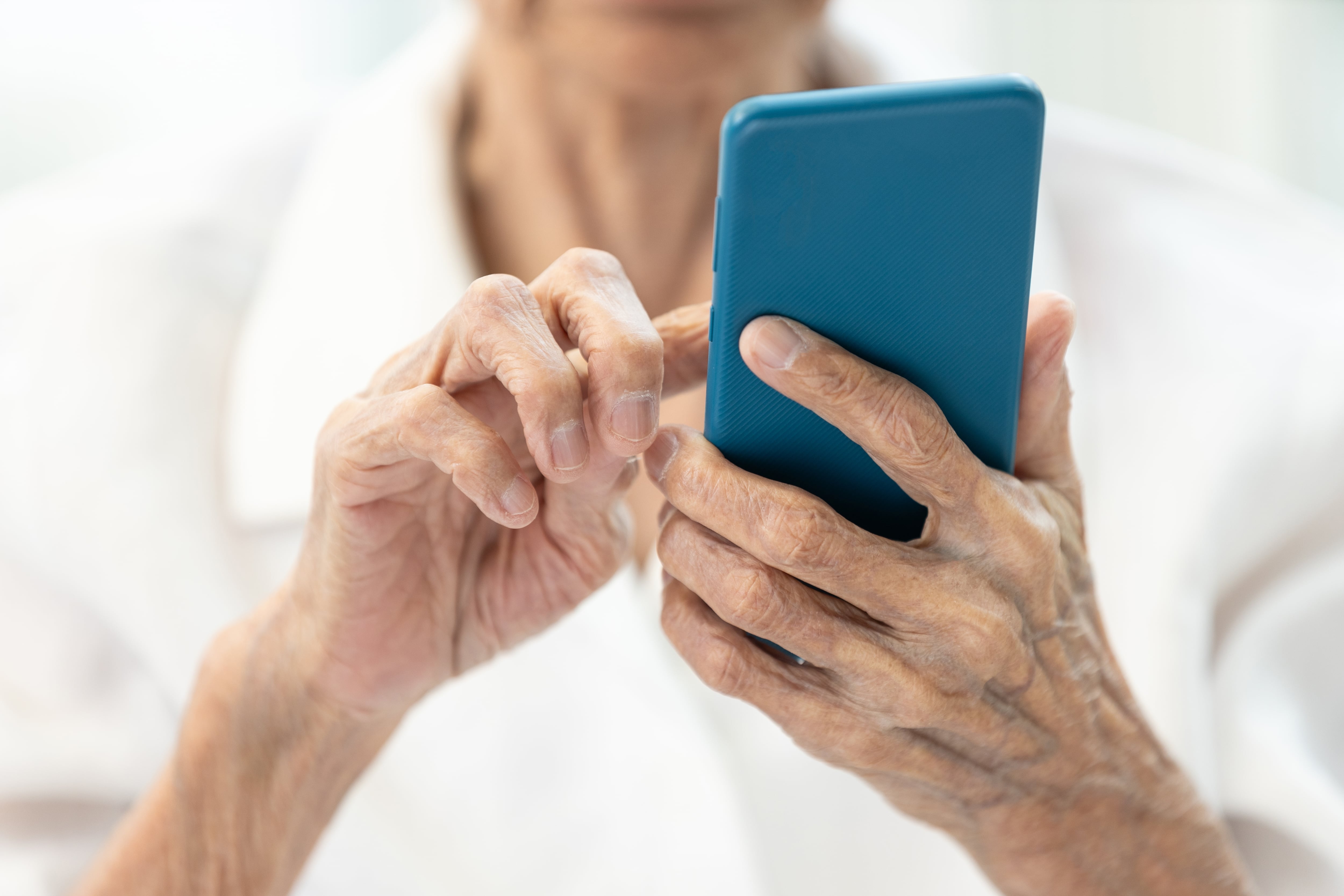 Adultos mayores y tecnología, uso de celulares, apps de bancos, fraudes y estafas