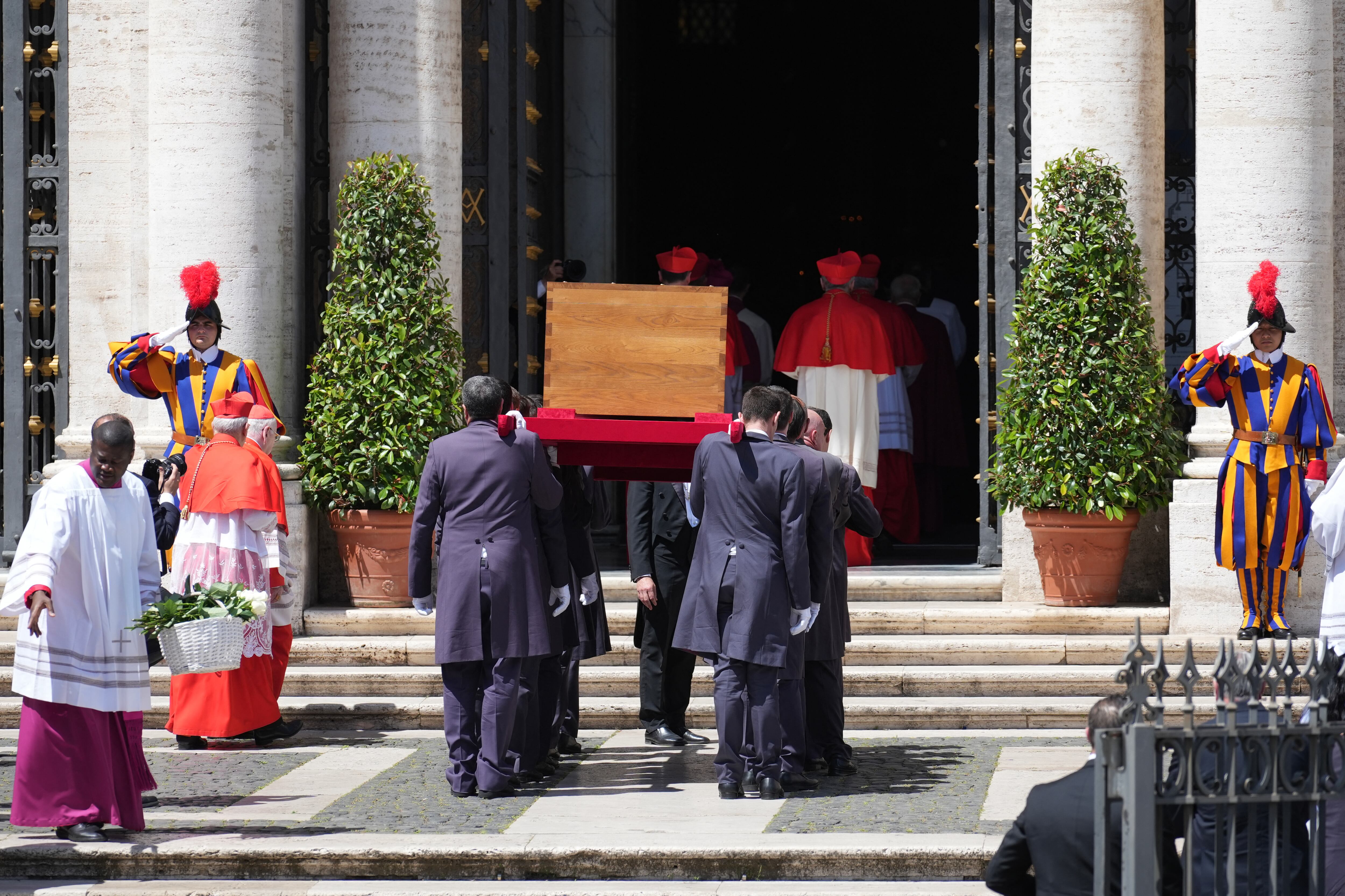 Momento de ingreso del difunto Papa Francisco al interior de la Basílica de Santa María la Mayor. Fotografía: